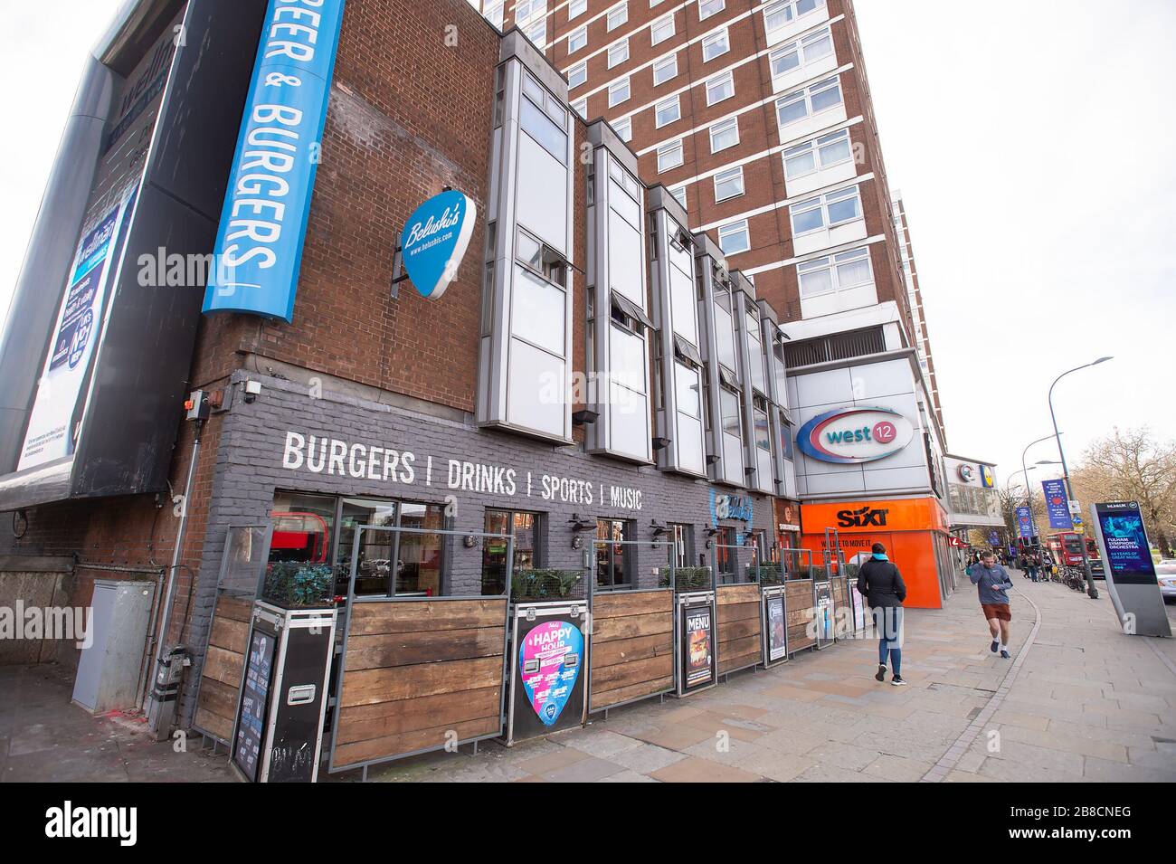 Londra, Regno Unito. 21 Mar 2020. Sport Pub BelushiÕs a ShepherdÕs Bush è chiuso senza clienti in seguito alla decisione di GovernmentÕs di chiudere pub, ristoranti e caffè. Foto di Salvio Calabrese. Solo per uso editoriale. Credit: THX Images/Alamy Live News Foto Stock