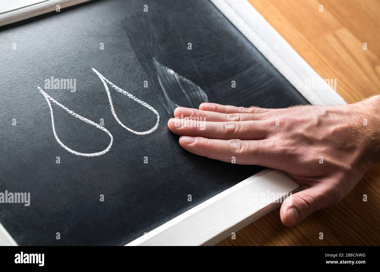 Concetto di risparmio d'acqua. Consumare meno. Smetta di sprecare. Ecologia, sviluppo sostenibile e consumo efficiente. Conservazione della natura. Riscaldamento globale. Foto Stock