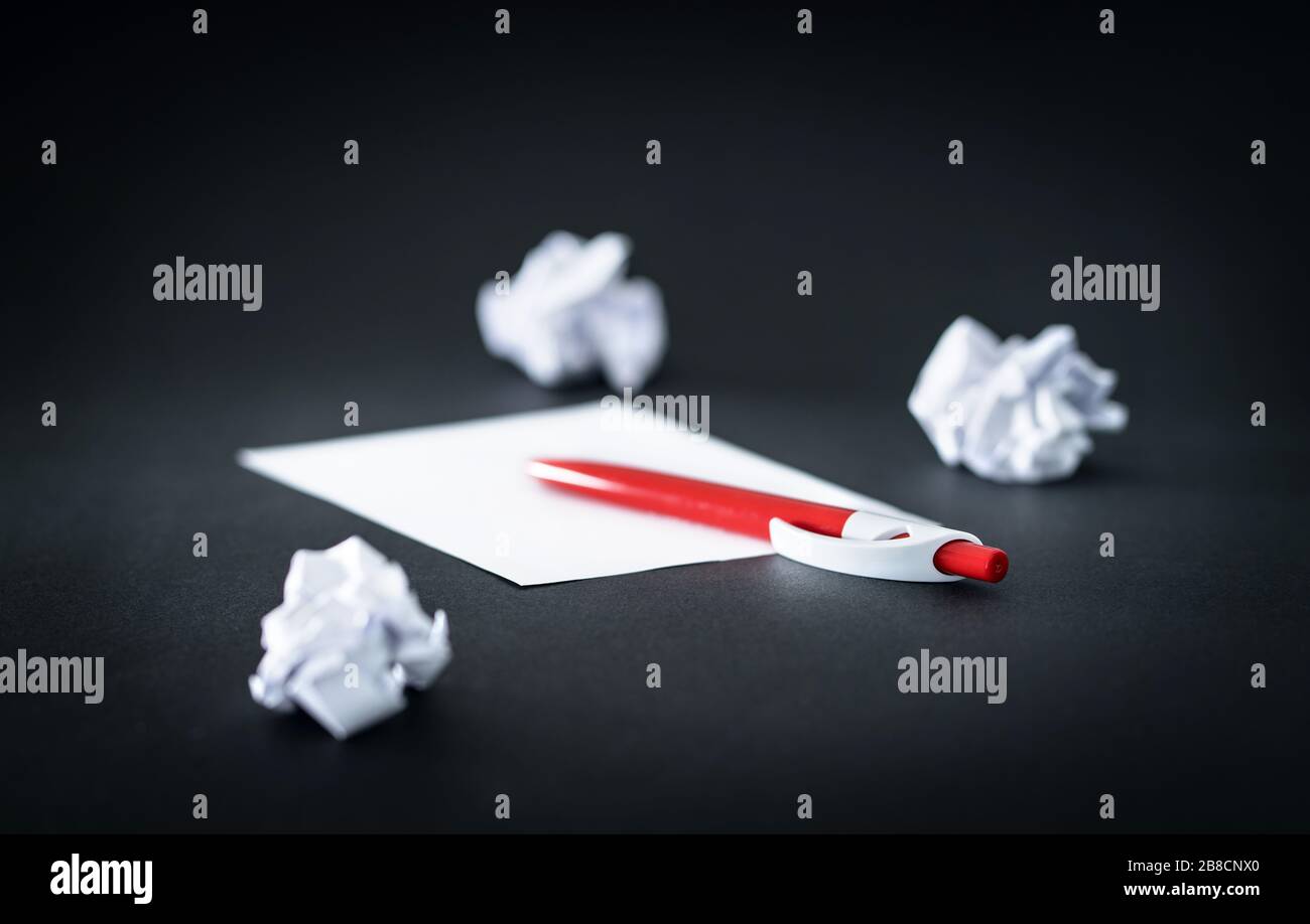 Carta stropicciata, penna e foglio vuoto sul tavolo. Brainstorming e innovazione. Nessuna o cattiva idea, il blocco del produttore o la prova e concetto di errore. Foto Stock