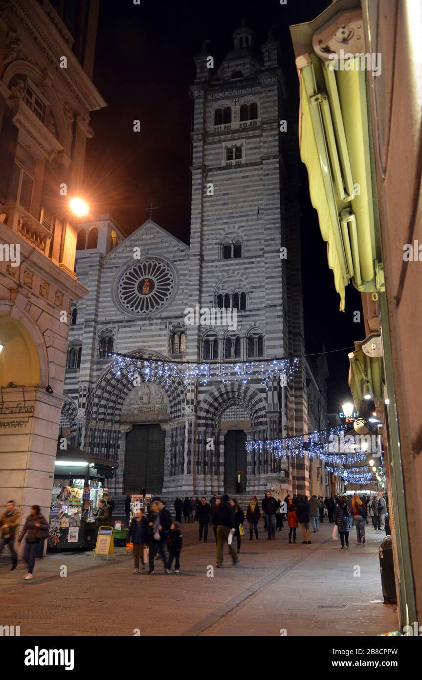 Vista notturna sulla piazza del Duomo di San Lorenzo, via San Lorenzo, Genova, Liguria, Italia, Europa Foto Stock