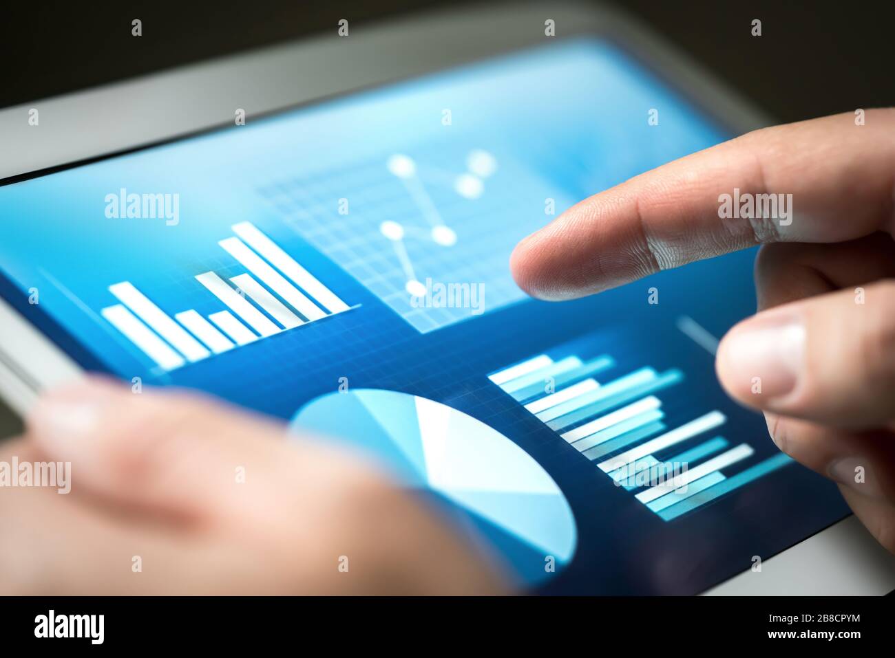 Statistiche, grafici, tendenze e crescita sullo schermo del tablet. Gestione finanziaria e sviluppo con tecnologia nel business. Uomo d'affari che usa il monitor. Foto Stock