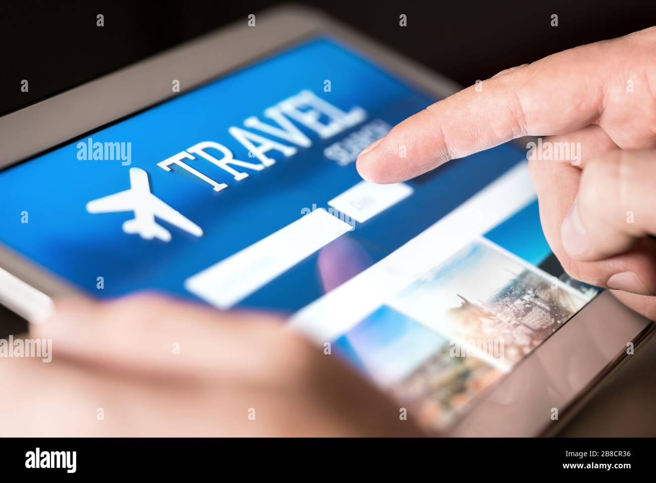 Motore di ricerca di viaggi e sito web per le vacanze. Uomo che usa il tablet per cercare voli e hotel a basso costo. Prenotazione online di biglietti per le vacanze. Foto Stock