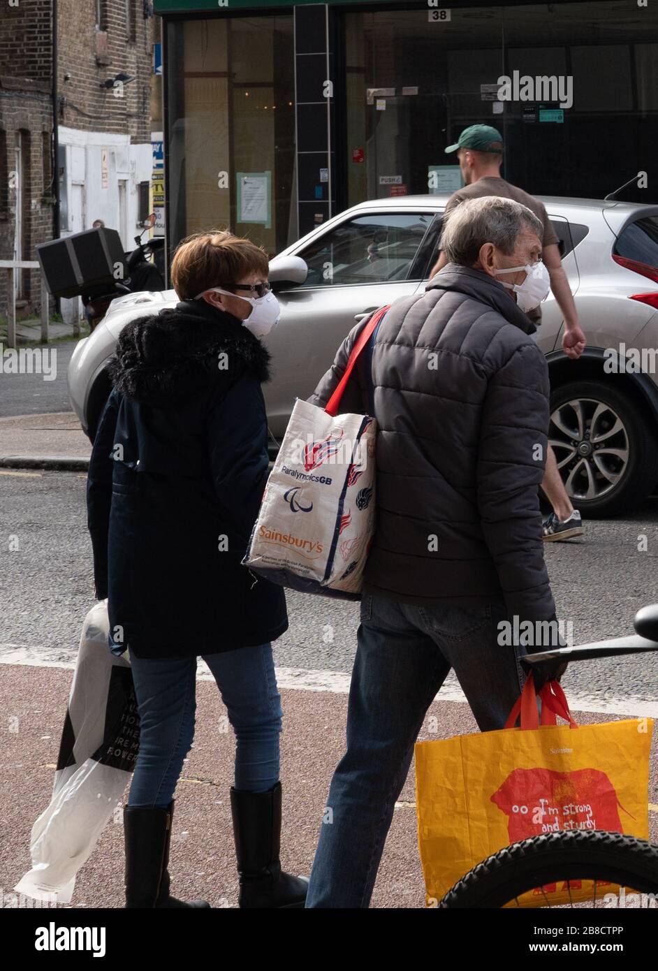 REGNO UNITO. 21 Mar 2020. Ealing, Londra, Regno Unito. Sabato, 21 marzo, 2020. Due clienti che indossano maschere protettive in Ealing. Credit: Roger Garfield/Alamy Live News Foto Stock