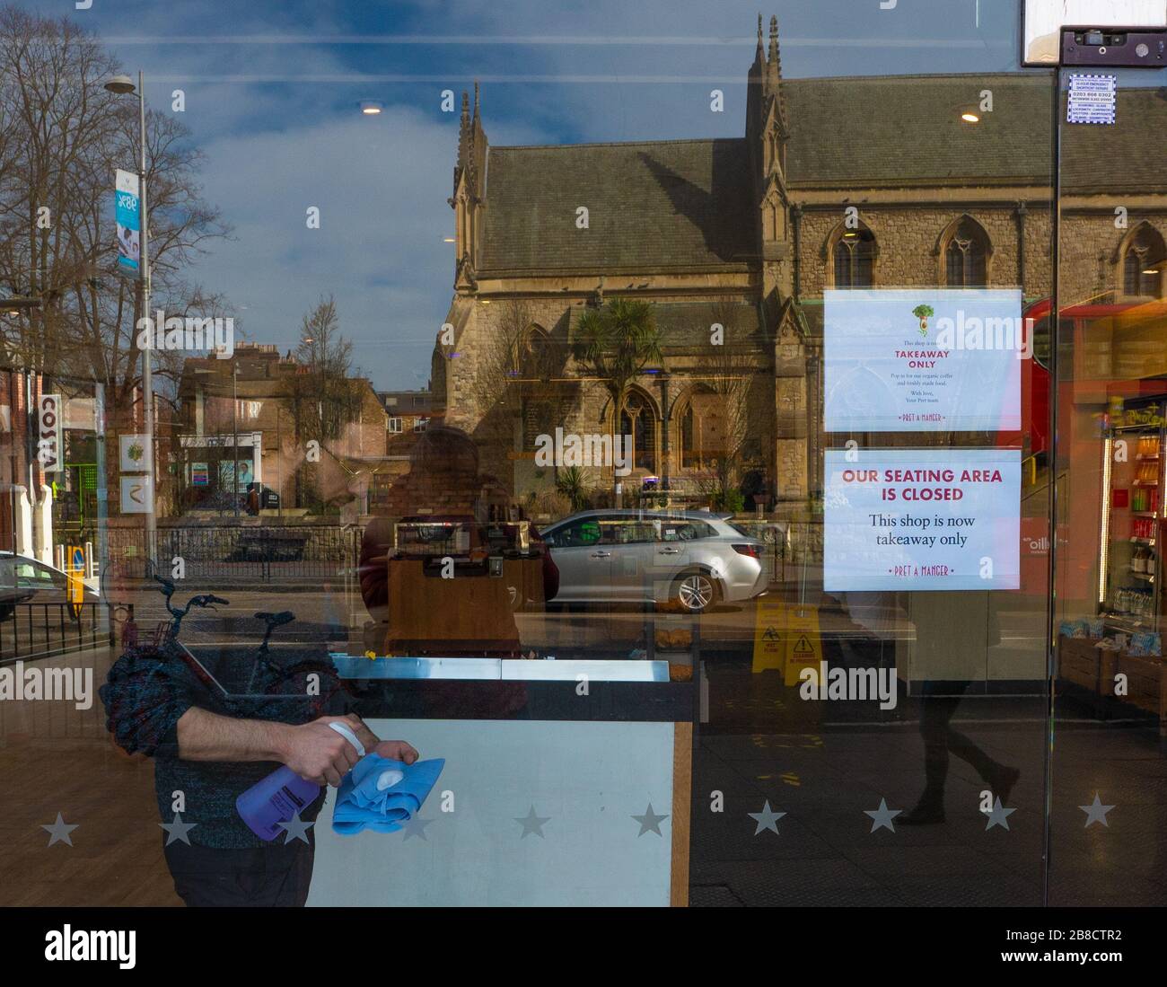 REGNO UNITO. 21 Mar 2020. Ealing, Londra, Regno Unito. Sabato, 21 marzo, 2020. Avvisi in un negozio Costa Coffee di Ealing, Londra che annunciano solo i punti di prelievo. Credit: Roger Garfield/Alamy Live News Foto Stock