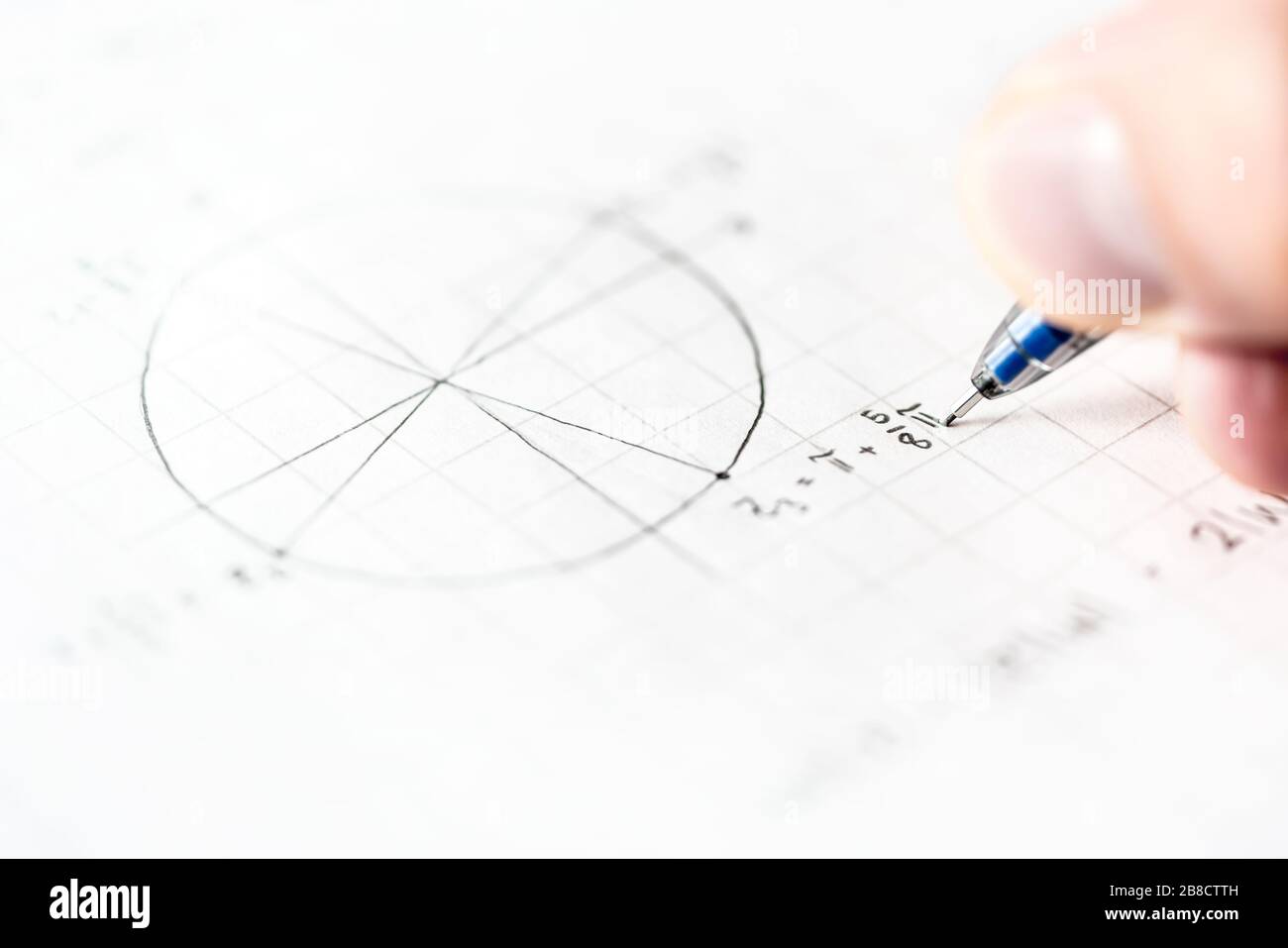 Studente che fa esercitazioni di matematica o prova di matematica in classe scolastica. Scrittura di equazioni matematiche e numeri per l'assegnazione della geometria su carta con penna. Foto Stock