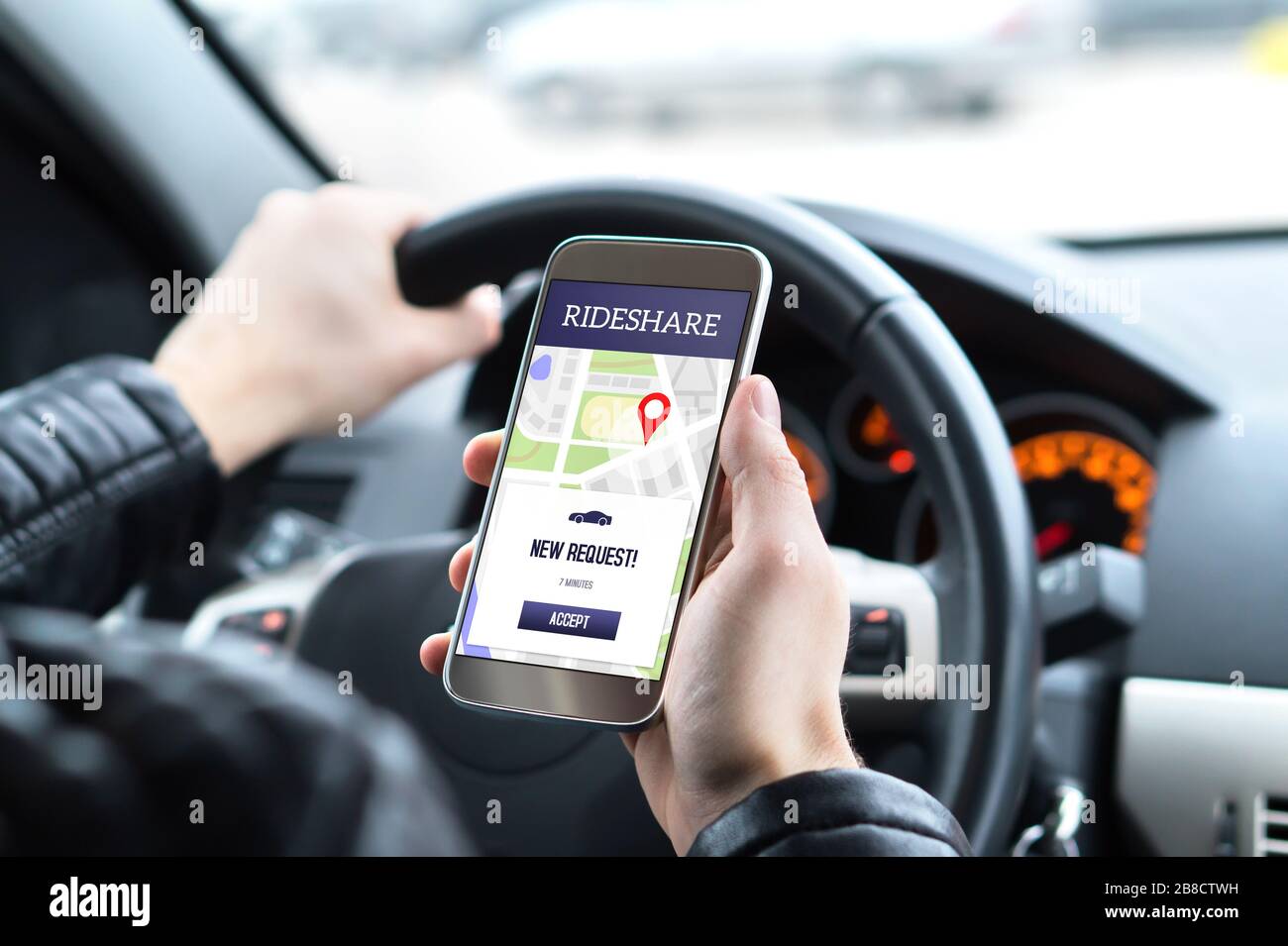 Guida il conducente in auto utilizzando l'app rideshare sul telefono cellulare. Nuova richiesta di taxi dal cliente nell'applicazione smartphone. Foto Stock