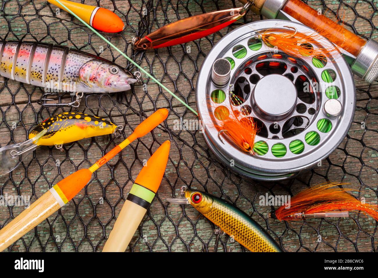 attrezzatura di pesca diversa su sfondo di legno Foto Stock