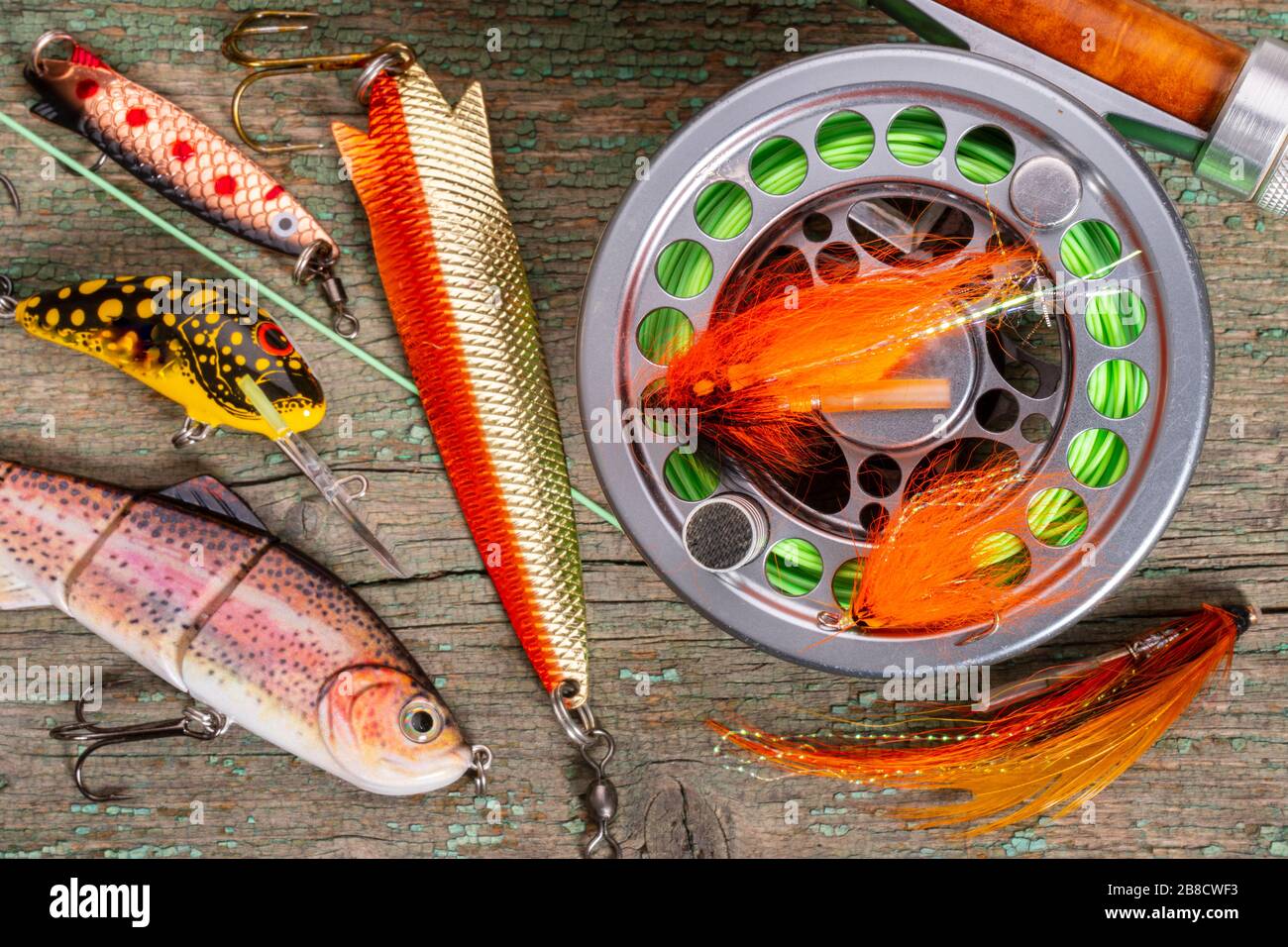 attrezzatura di pesca diversa su sfondo di legno Foto Stock