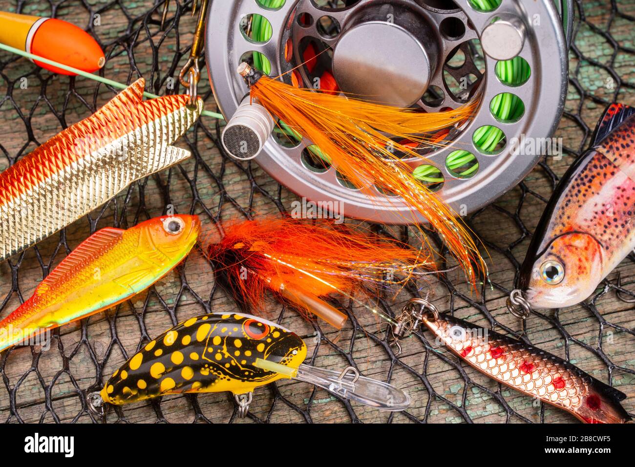 attrezzatura di pesca diversa su sfondo di legno Foto Stock