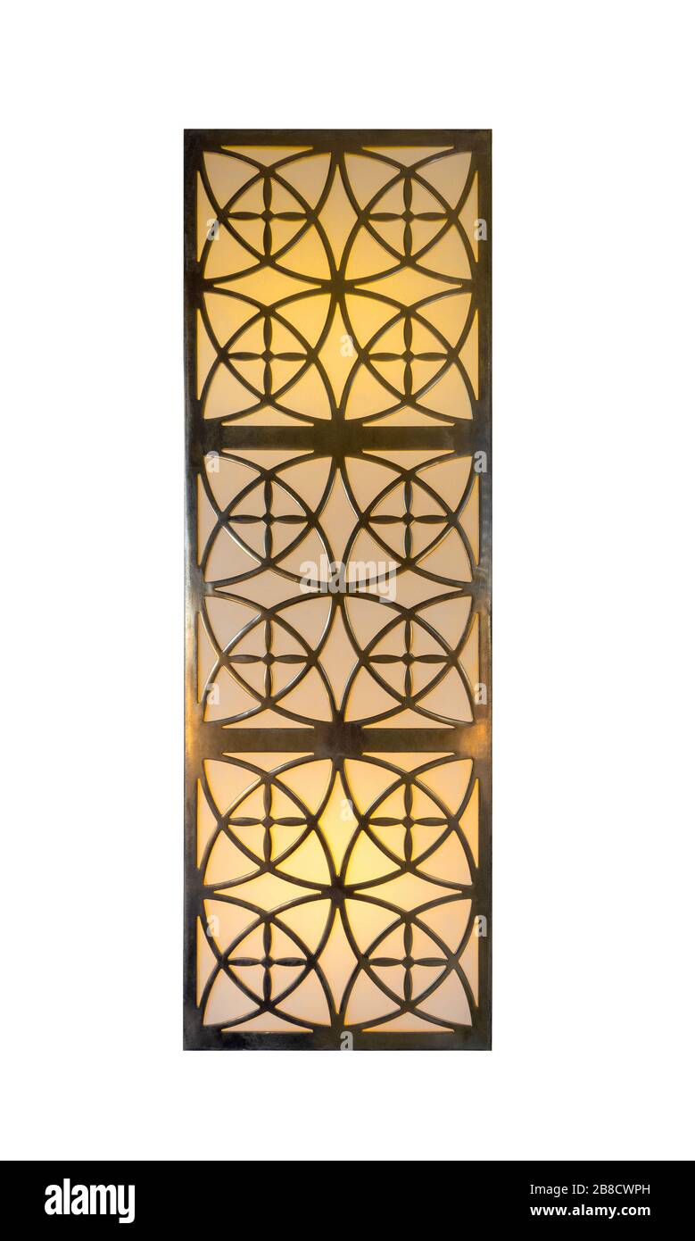 Moderna lampada di illuminazione decorativa orientale isolata su sfondo bianco. Applique geometrica con motivo ornamentale dorato. Cultura e design arabo. Foto Stock