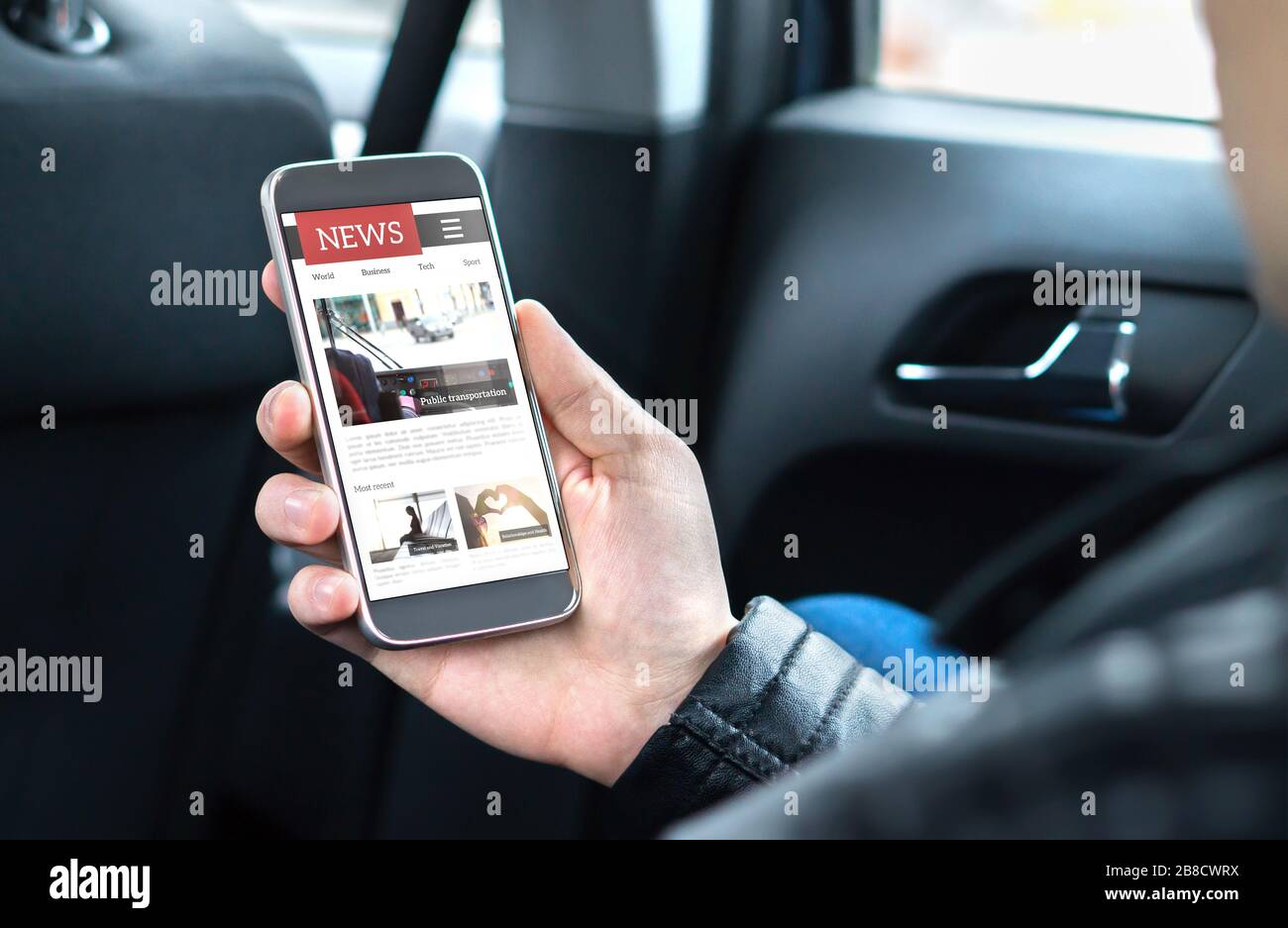 Persona che legge le notizie in linea con il telefono mobile. Mockup del sito Web del quotidiano sullo schermo dello smartphone. Uomo che gode del servizio quotidiano di stampa con il cellulare in auto. Foto Stock