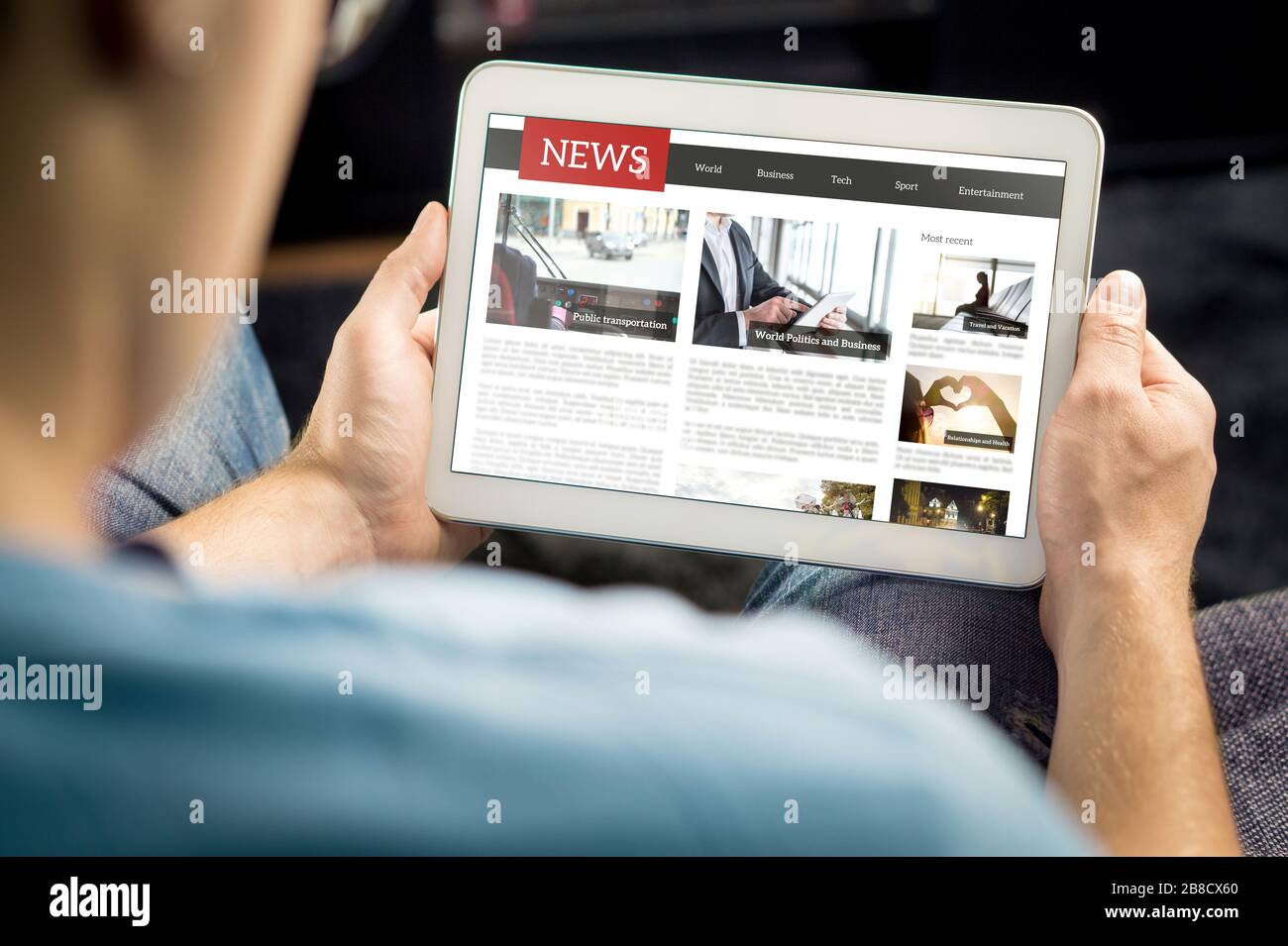 Articolo di notizie online sullo schermo del tablet. Giornale o rivista elettronica. Ultimi media e stampa quotidiani. Mockup del portale digitale e del sito web. Foto Stock