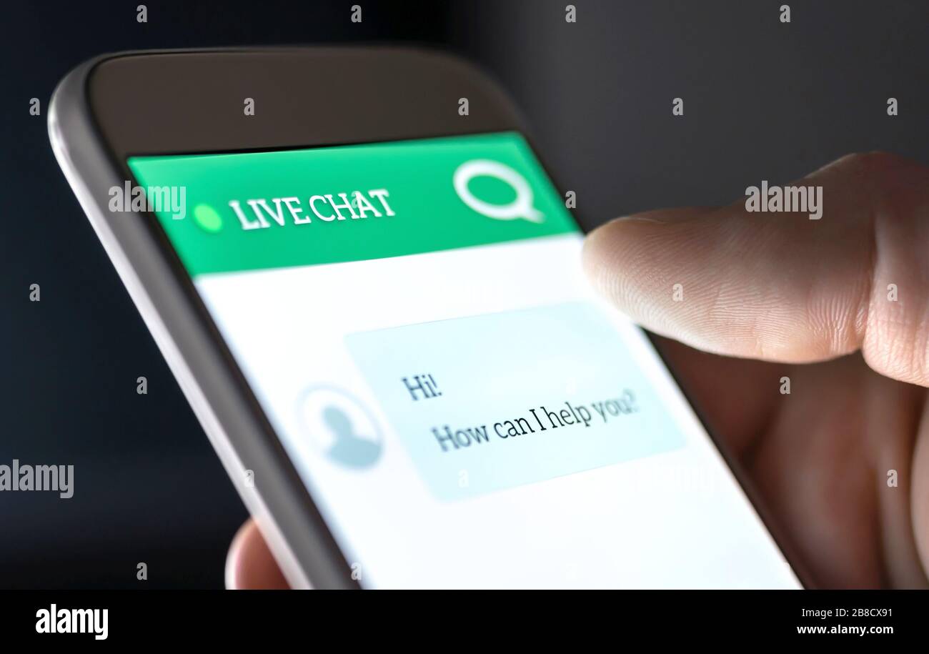 Servizio clienti e supporto live chat con chatbot e messaggi automatici o servitore umano. Assistenza e assistenza con l'app per telefono cellulare. Foto Stock