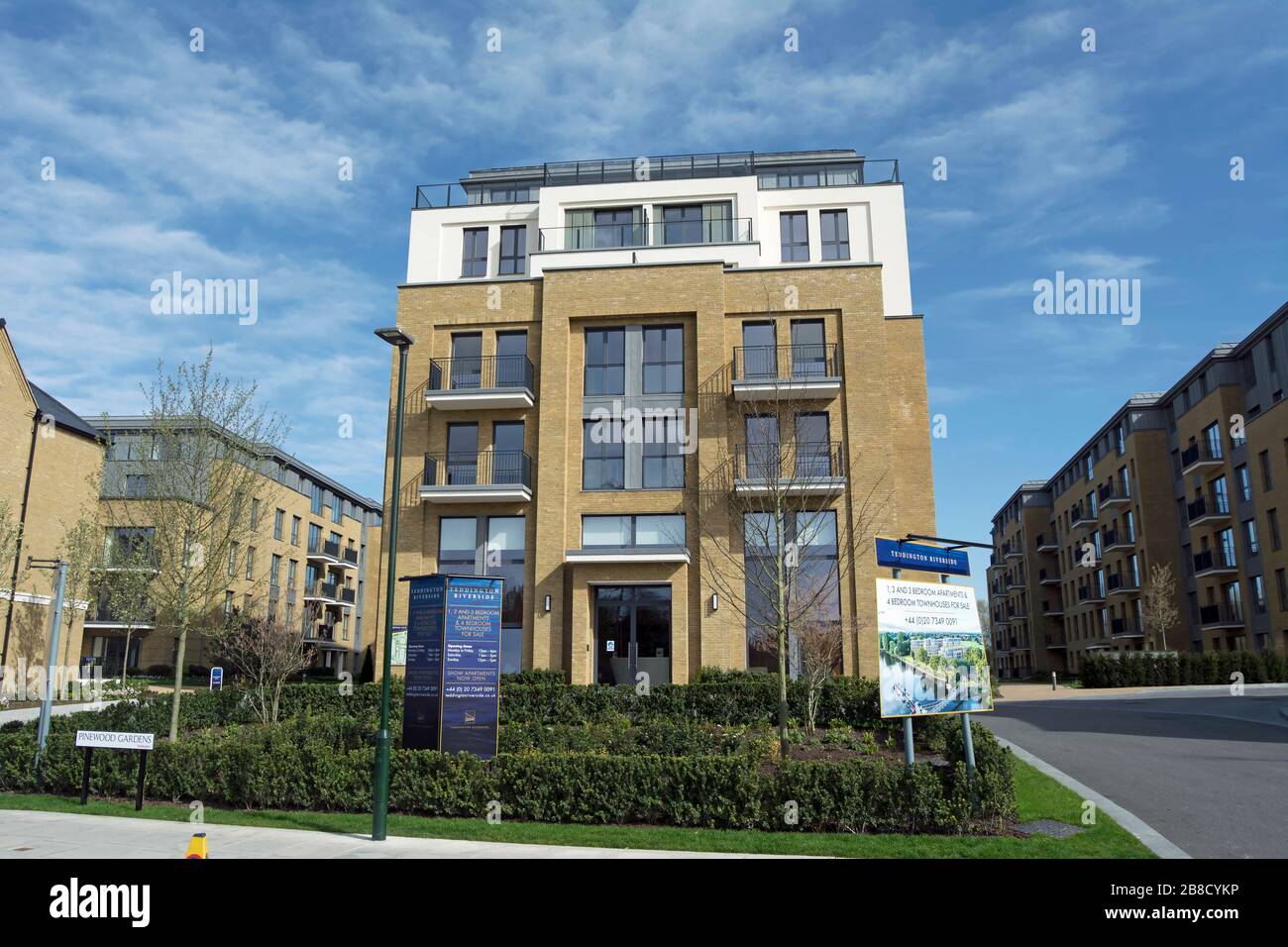 fronteggiato da sales boards, teddington riverside, uno sviluppo di appartamenti e case cittadine accanto al fiume tamigi a teddington, middlesex, inghilterra Foto Stock