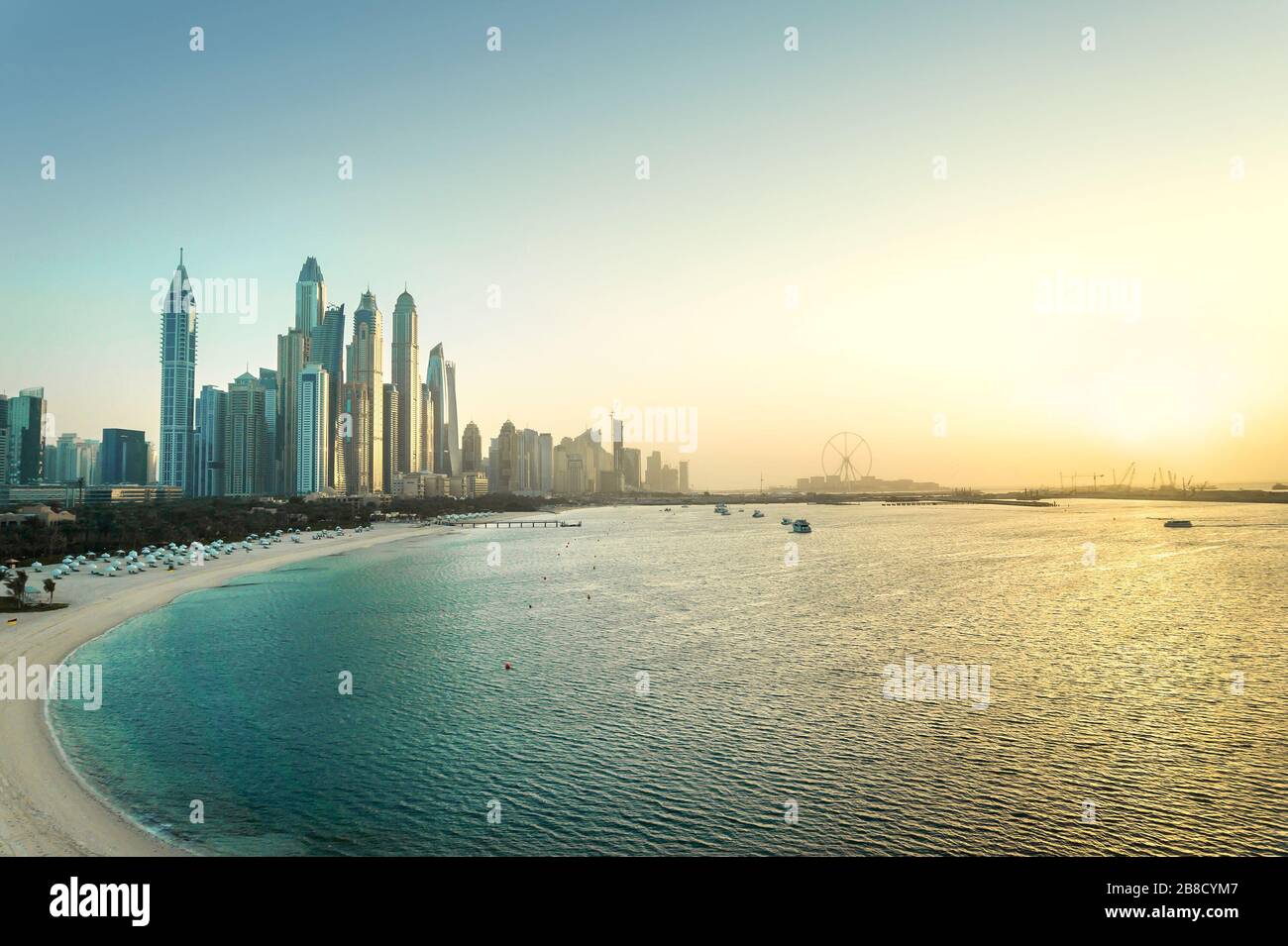 Dubai Marina al tramonto. Vista panoramica degli edifici dei grattacieli, della spiaggia, del cielo limpido e del mare all'alba. Skyline panoramico di lusso della città negli Emirati Arabi Uniti. Foto Stock