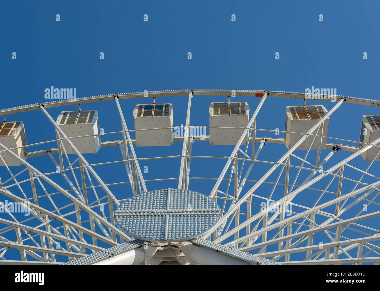 Cabine della ruota panoramica contro il cielo blu vista dal basso Foto Stock