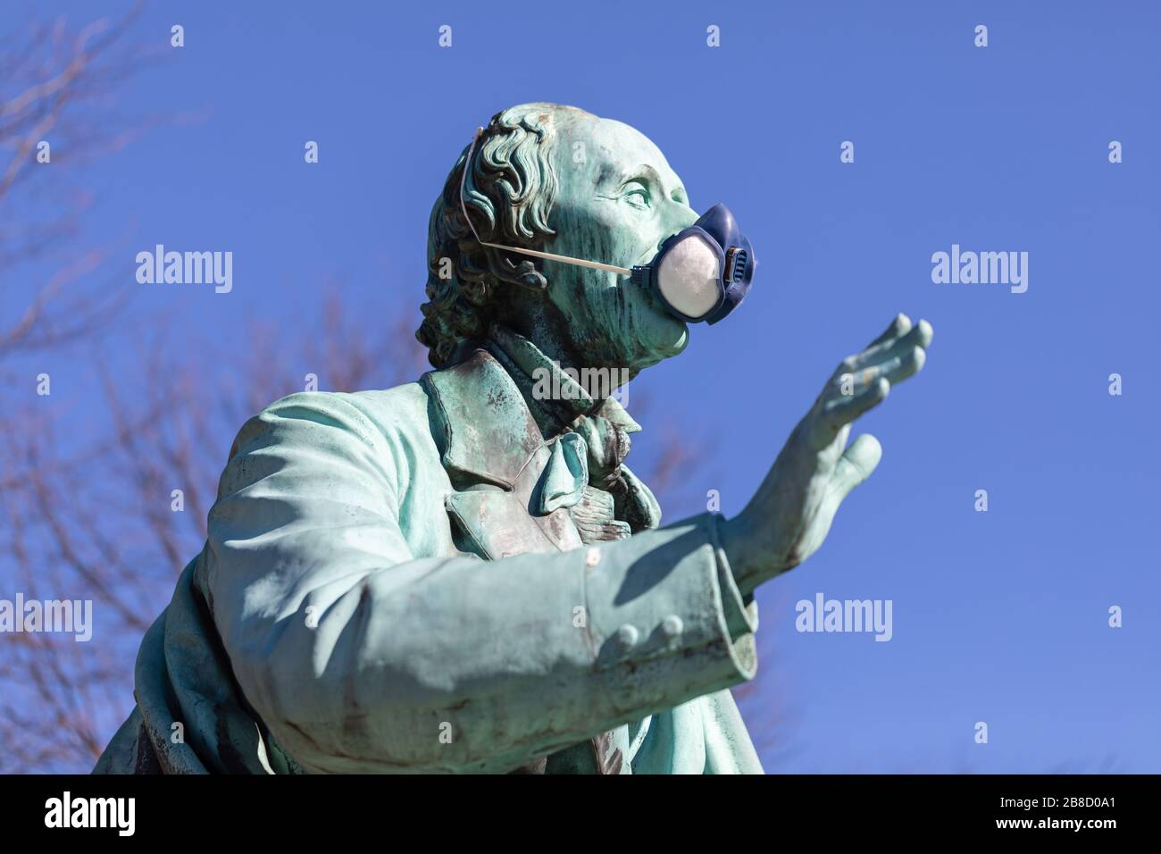 H.C. Statua di Andersen con maschera facciale (riferimento al COVID-19); Copenaghen, Danimarca Foto Stock