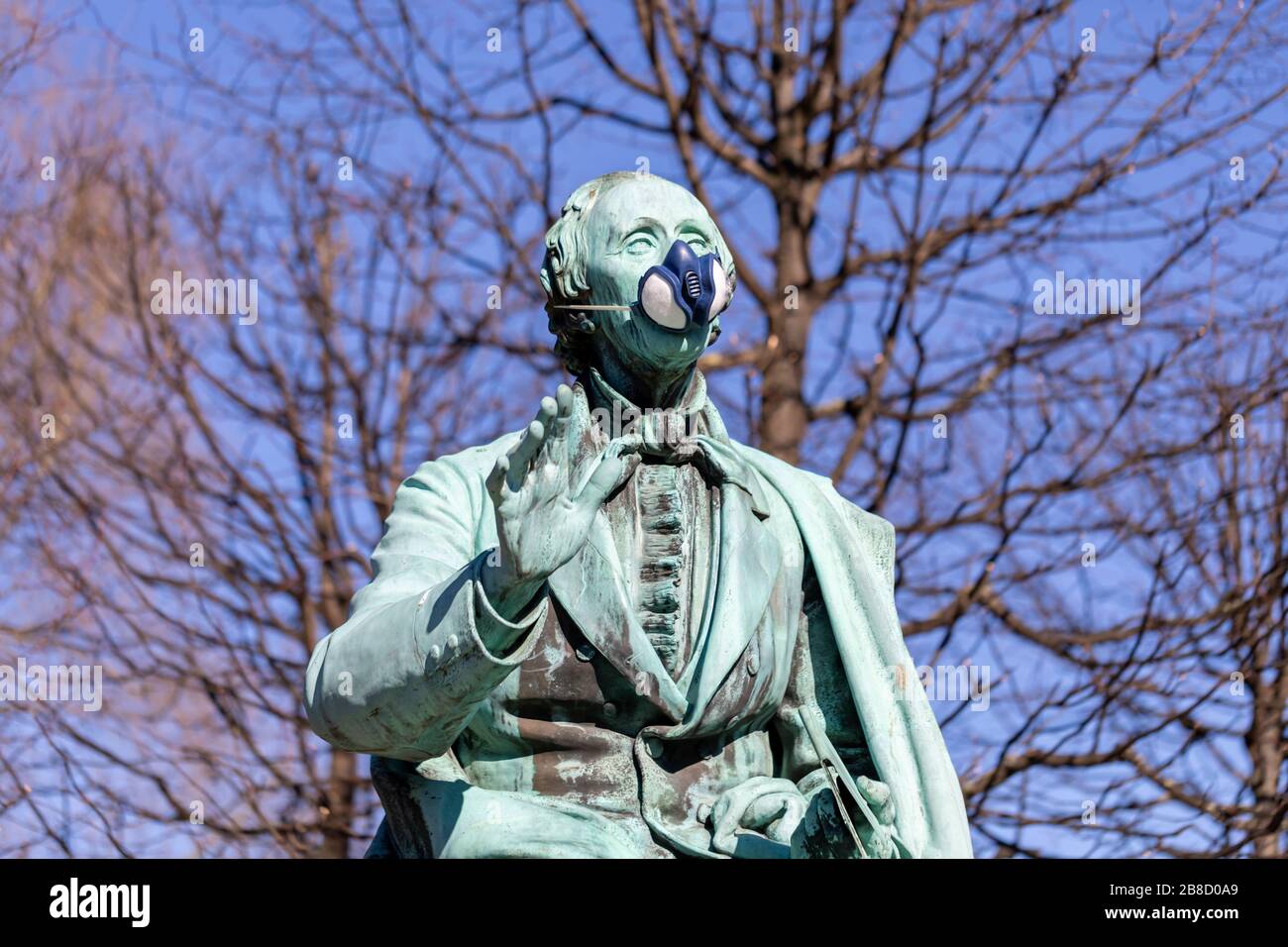 H.C. Statua di Andersen con maschera facciale (riferimento al COVID-19); Copenaghen, Danimarca Foto Stock