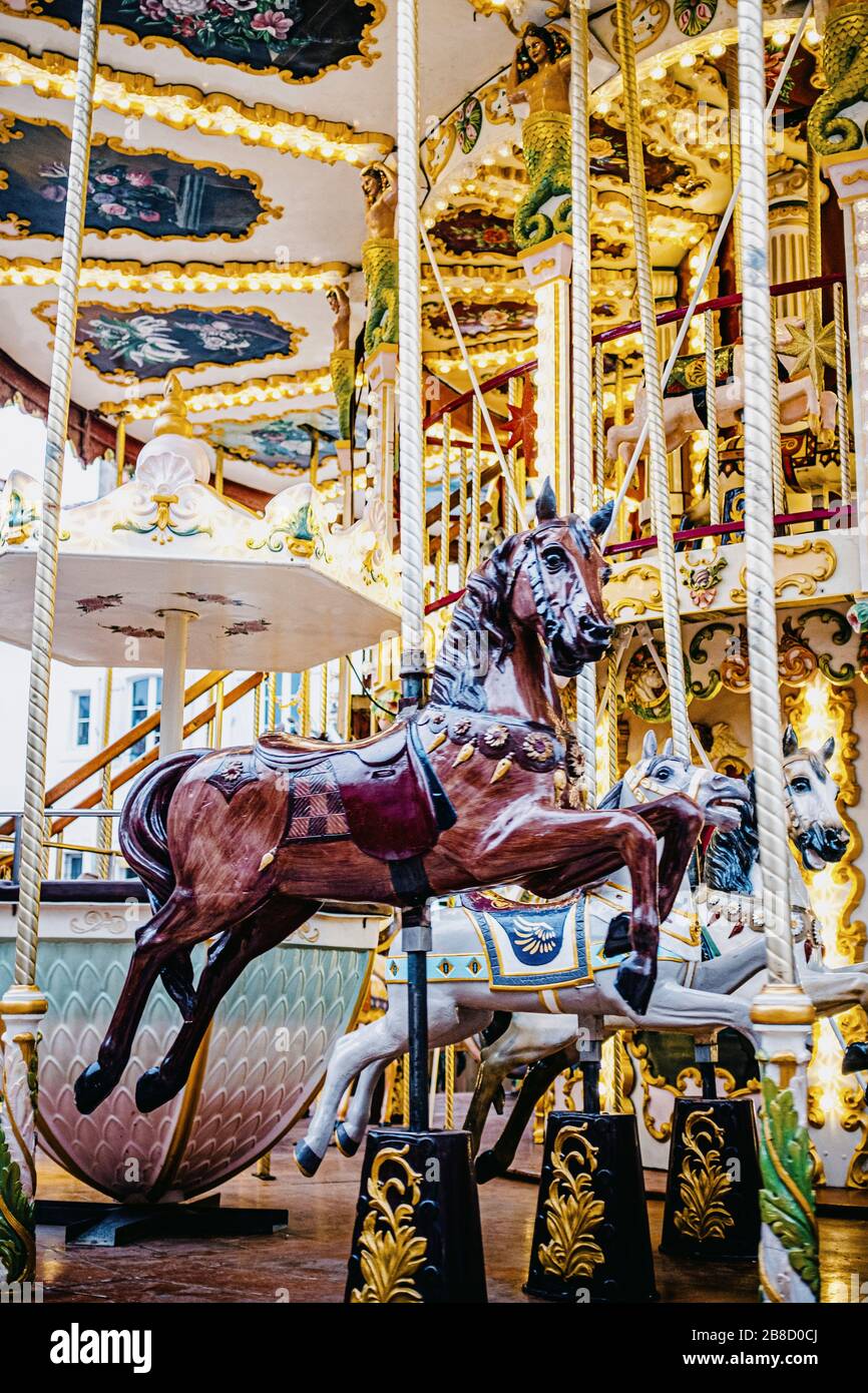 Splendidamente lavorato in vecchio stile merry-go-round a Biarritz, Francia Foto Stock