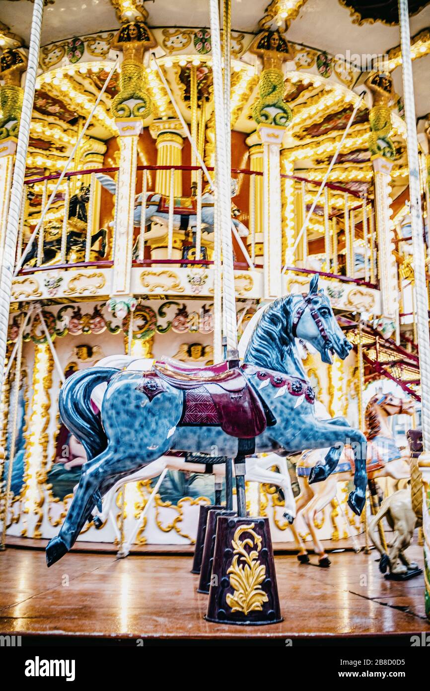 Splendidamente lavorato in vecchio stile merry-go-round a Biarritz, Francia Foto Stock