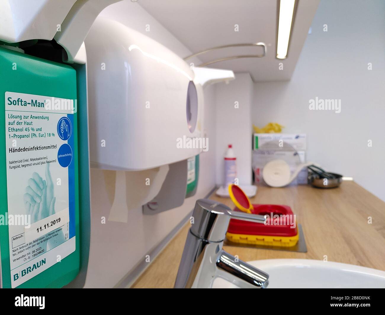 Stazione interna per l'igiene in un ufficio medico tedesco, con particolare attenzione all'igienizzatore per le mani. Foto Stock