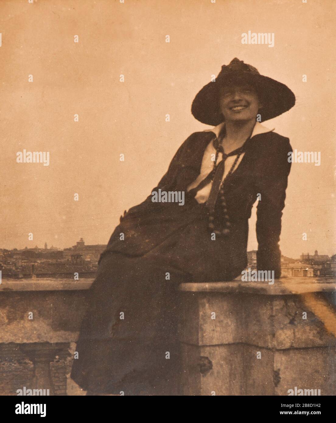Sorridente sconosciuta donna italiana alla fine degli anni venti Foto Stock
