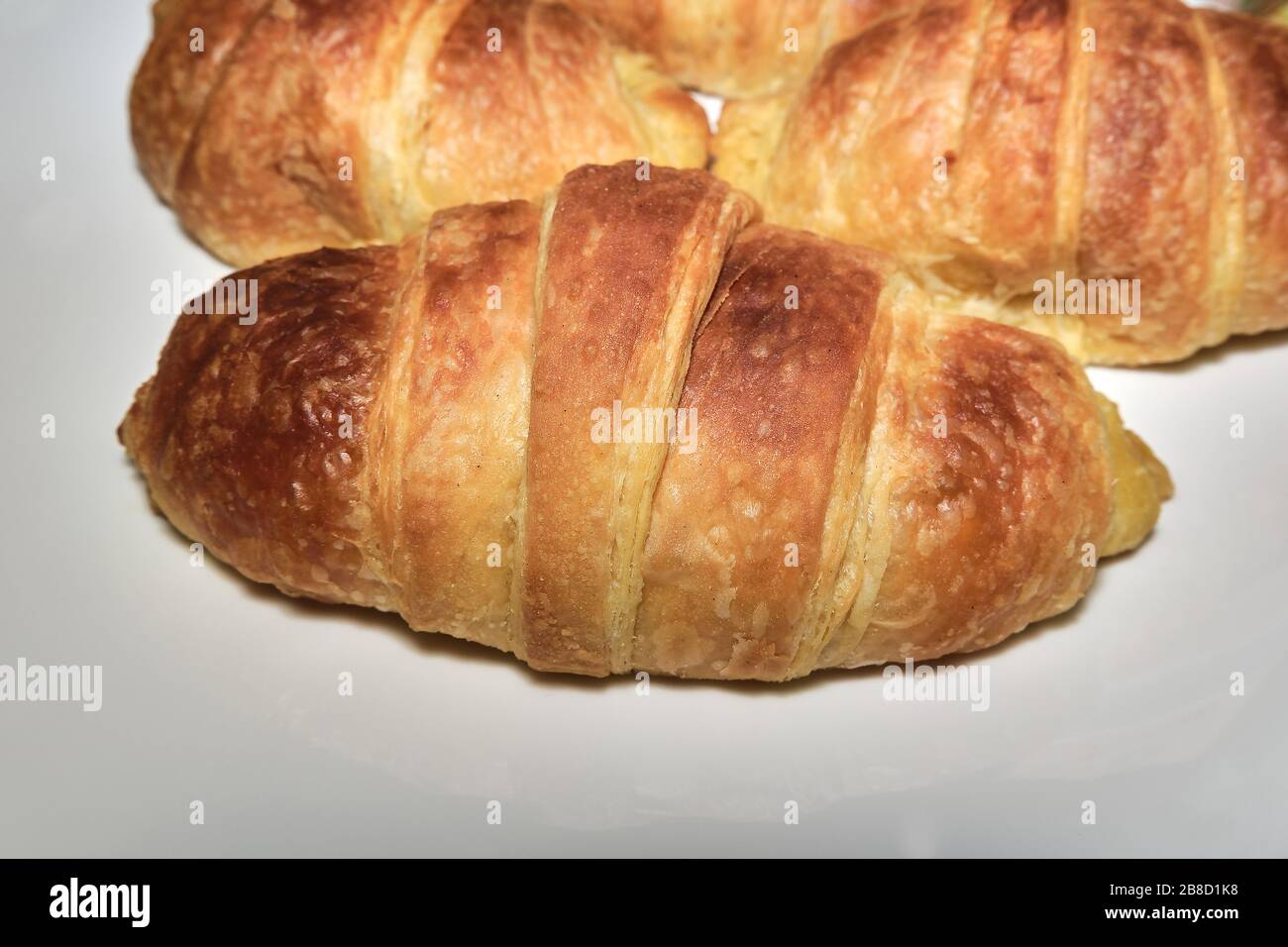 Croissant francesi fatti in casa, dall'impasto alla cottura Foto Stock