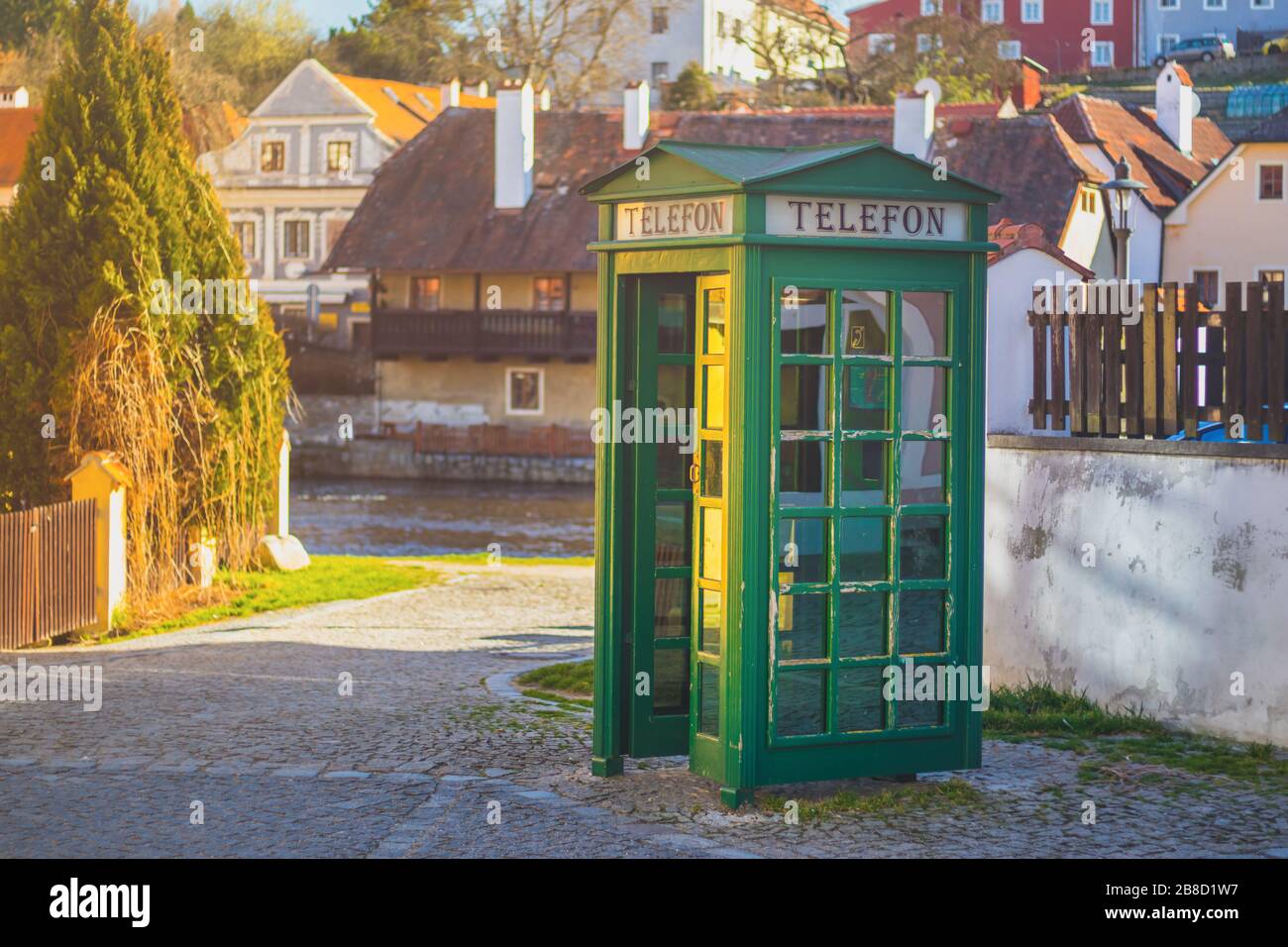 Telefono Booth - cabina verde nella città vecchia vicino al fiume, Cesky Krumlov, Repubblica Ceca Foto Stock