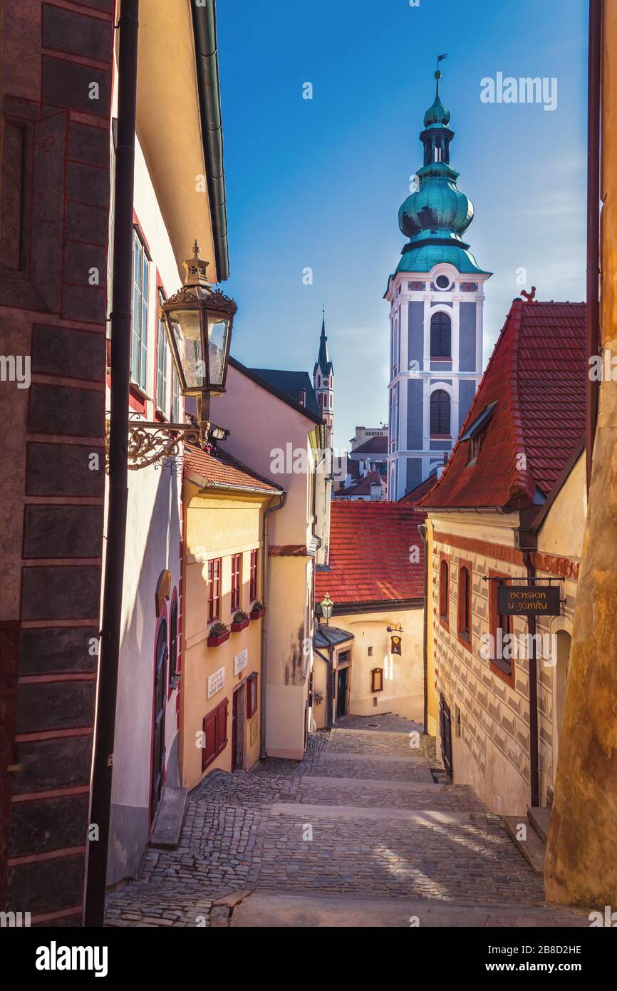 strada della città vecchia - scale del castello, sullo sfondo la torre della Chiesa di San Jost, Cesky Krumlov, Repubblica Ceca Foto Stock