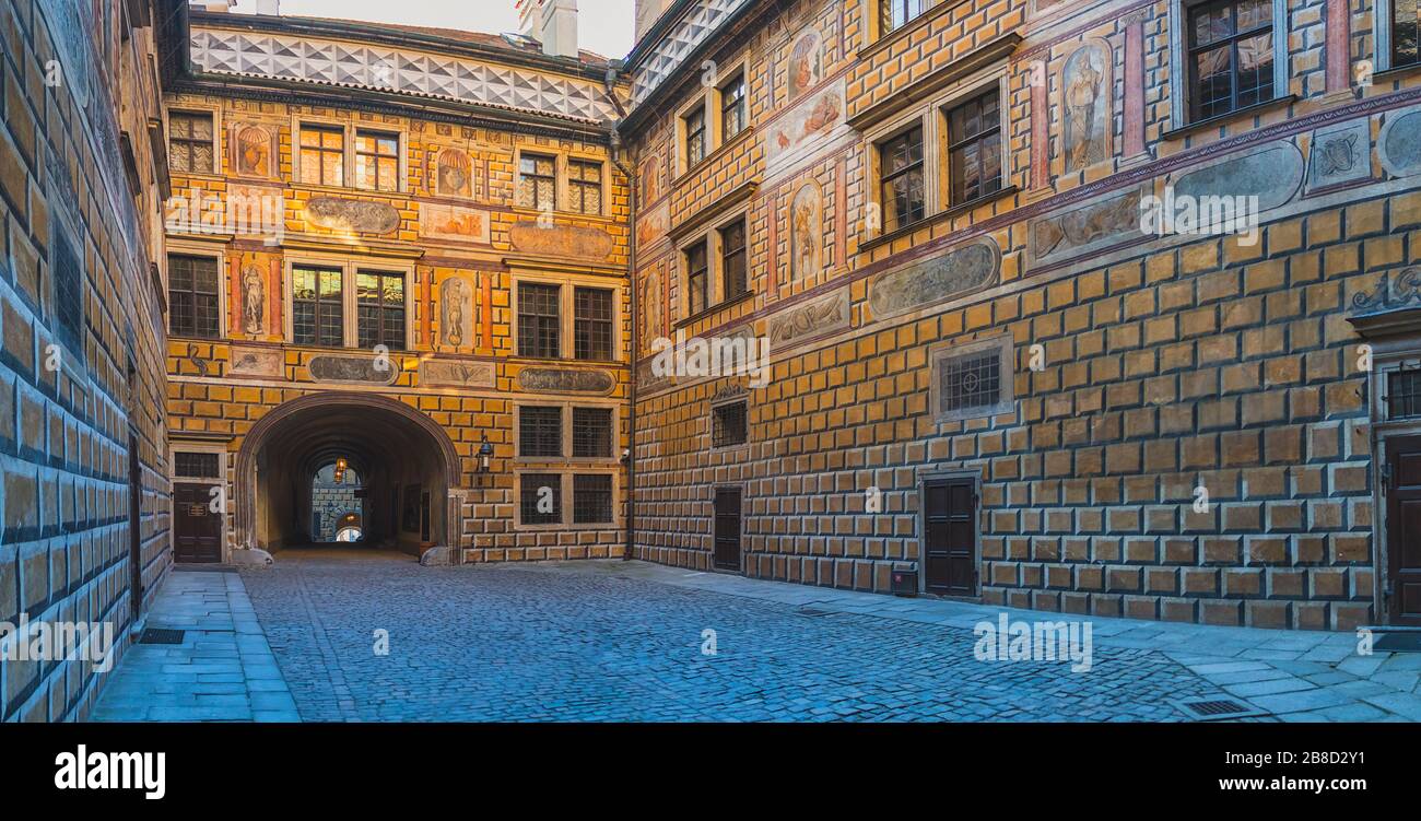 Cortile del castello con edifici intorno, castello a Cesky Krumlov, repubblica Ceca Foto Stock
