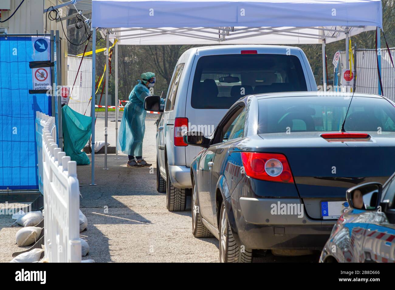 Infermiere su una stazione di prova corona / drive-in, Nürtingen Germania Foto Stock