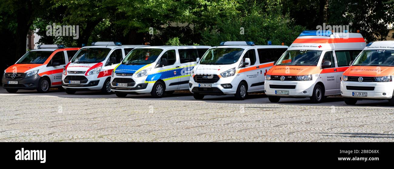 Vari veicoli di emergenza in attesa di un'operazione di soccorso in una città Foto Stock