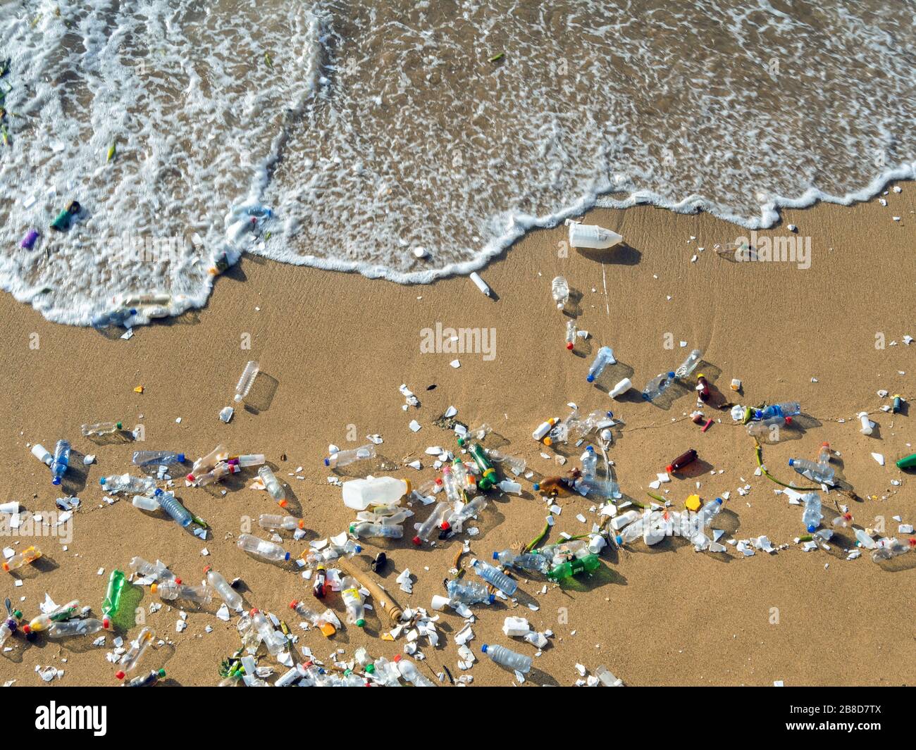 Problema di inquinamento con rifiuti di plastica sulle spiagge Foto Stock