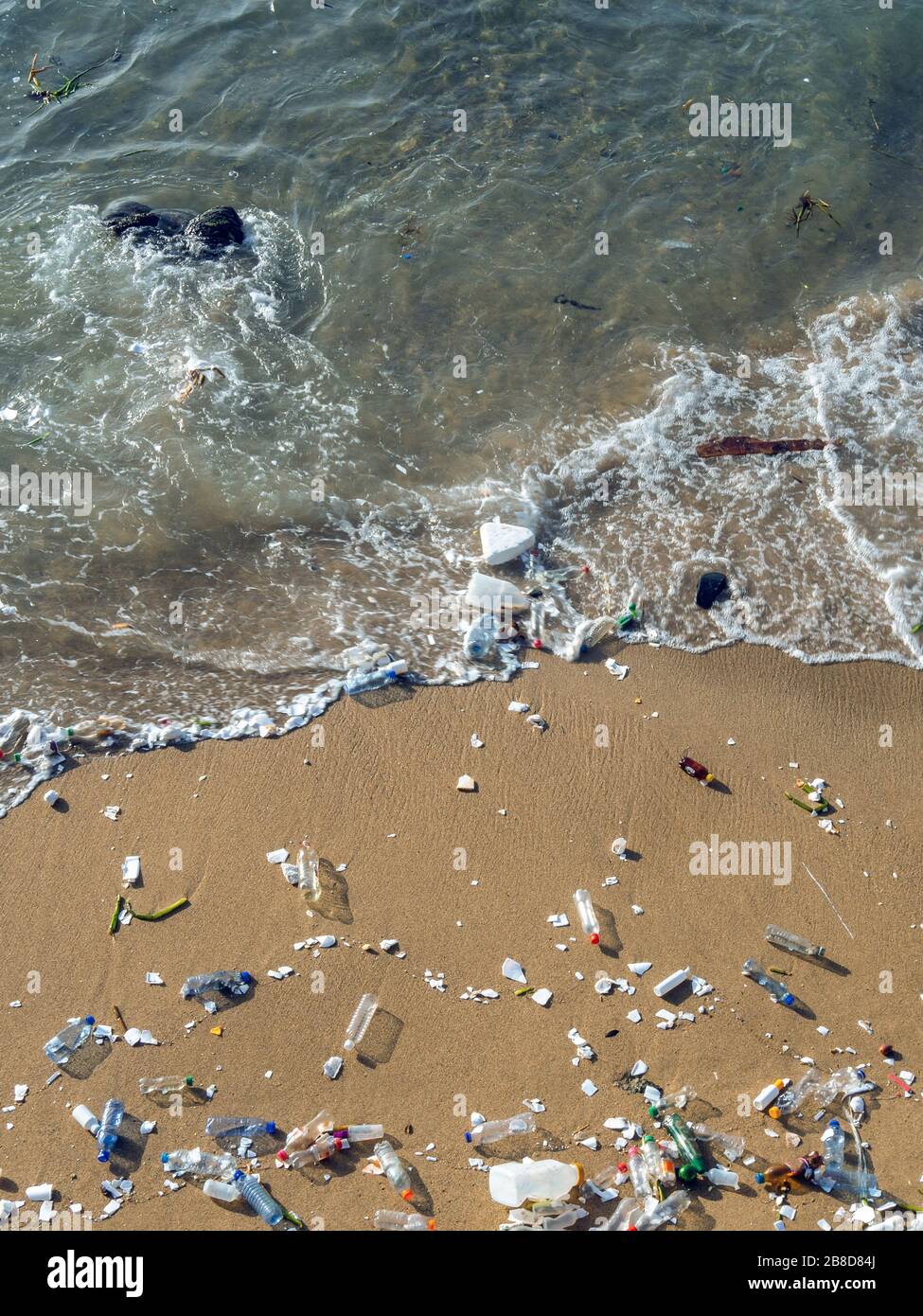 Problema di inquinamento con rifiuti di plastica sulle spiagge Foto Stock