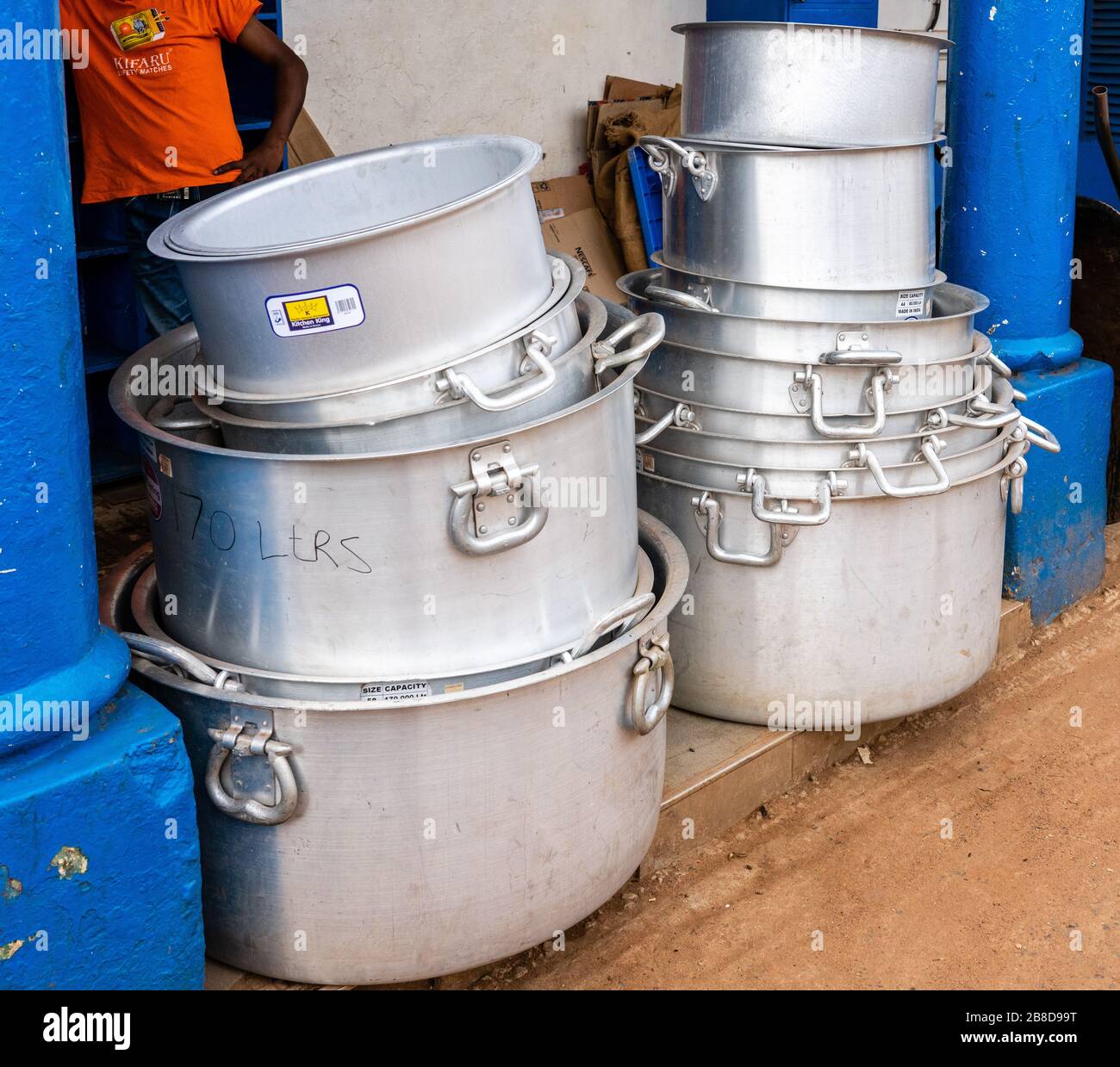Grandi pentole in alluminio da cucina in un negozio nella città di voi nel  Kenya meridionale Foto stock - Alamy