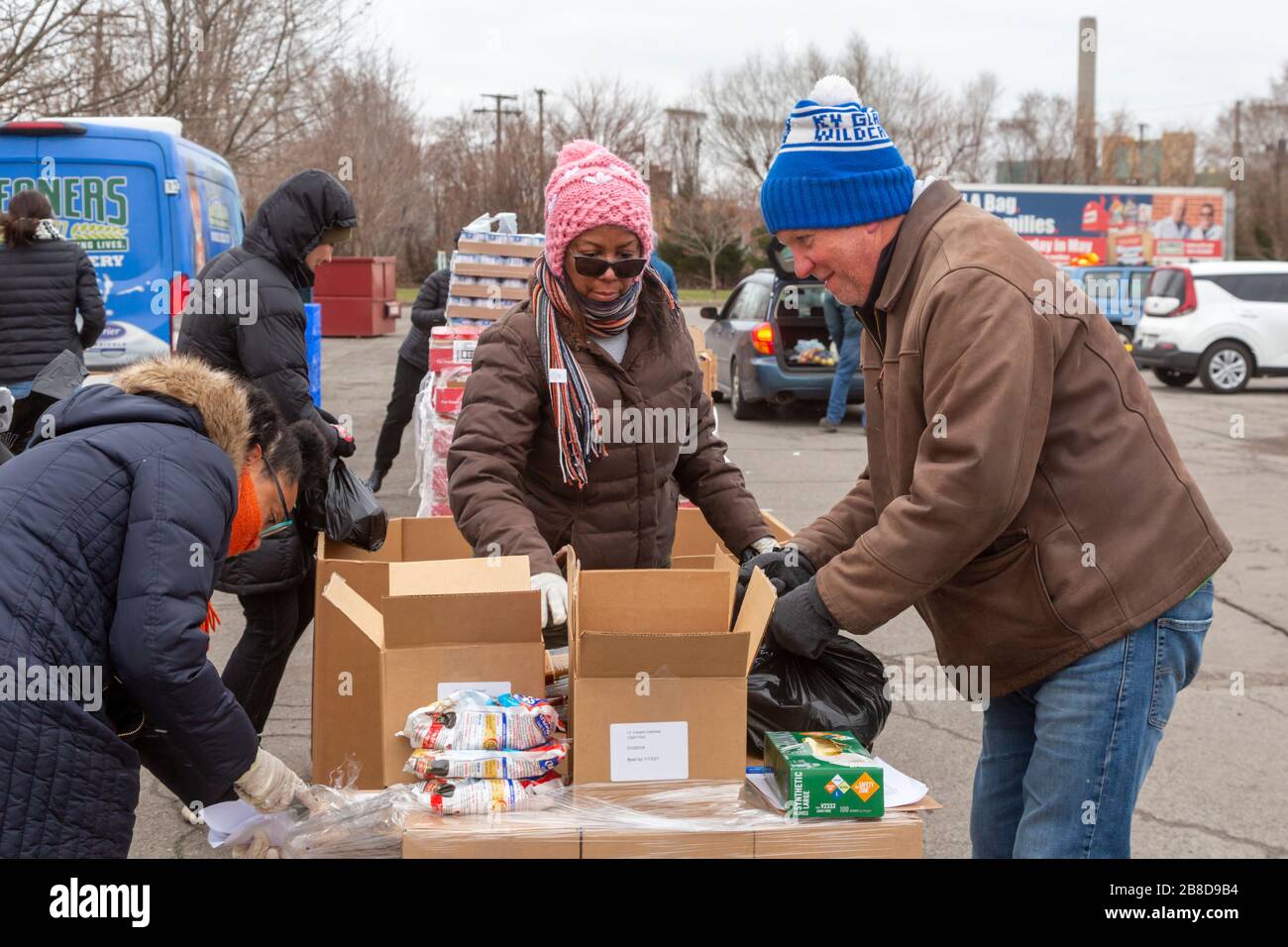 Detroit, Michigan, Stati Uniti. 21 Mar 2020. Durante la crisi del coronavirus, la Gleaners Community Food Bank distribuisce cibo gratuito ai residenti in difficoltà nel sud-ovest di Detroit. Credit: Jim West/Alamy Live News Foto Stock