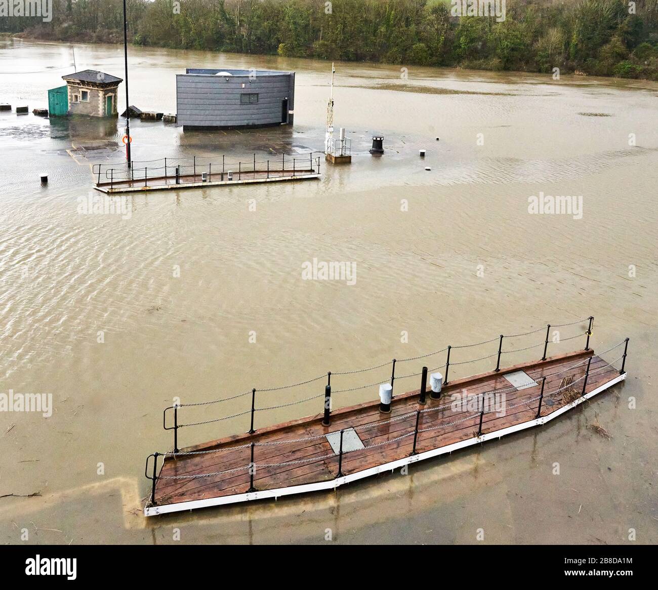 Brunel Lock all'ingresso del porto galleggiante di Bristol durante l'alta marea alluvione del fiume Avon fotografato in una tempesta di grandine - Bristol UK Foto Stock