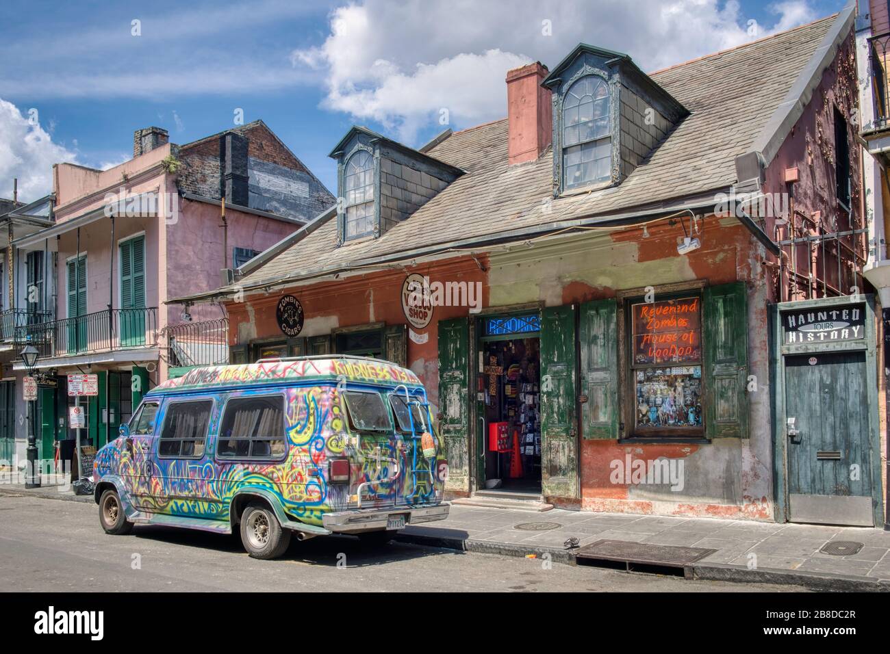 Van d'epoca parcheggiato all'esterno del Reverend Zombie Voodoo Shop di St Peters Street nel quartiere francese di News Orleans Foto Stock