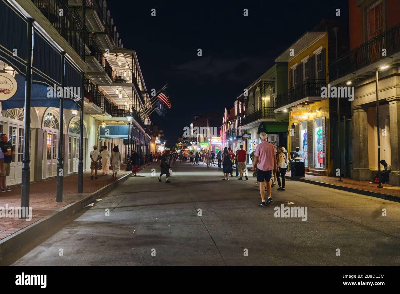 Vita notturna e turisti in Bourbon Street, New Orleans Foto Stock
