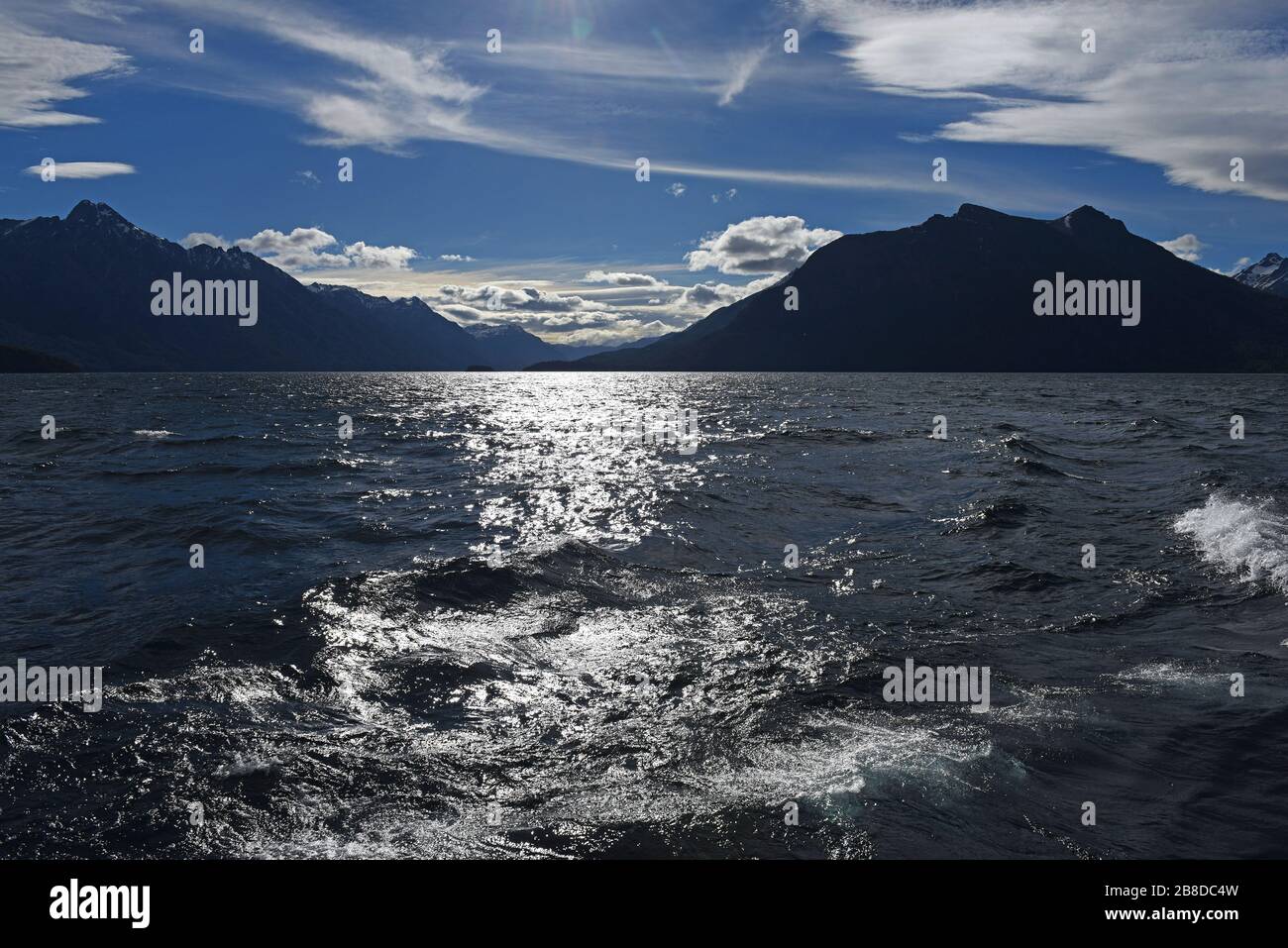 Lago Nahuel Huapi, Patagonia/Argentina: Paesaggio acquatico con onde di prua Foto Stock