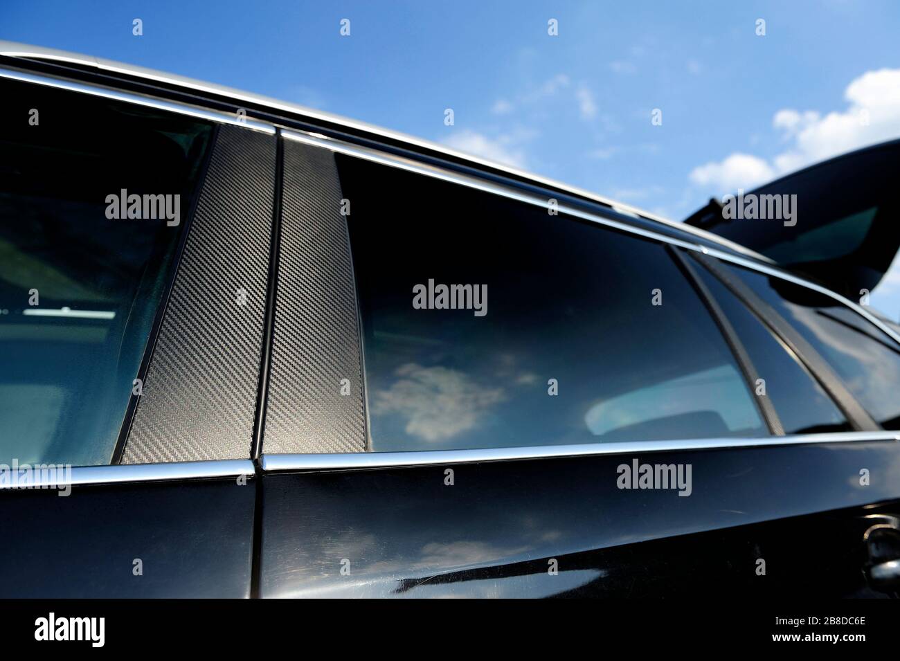 auto, auto, dettagli, lucidatura, protezione, cera umida, carrozzeria auto, nero, lavoro, cura, shampoo, cera, acqua, lucidatura, vernice, protezione vernice, dettagli Foto Stock