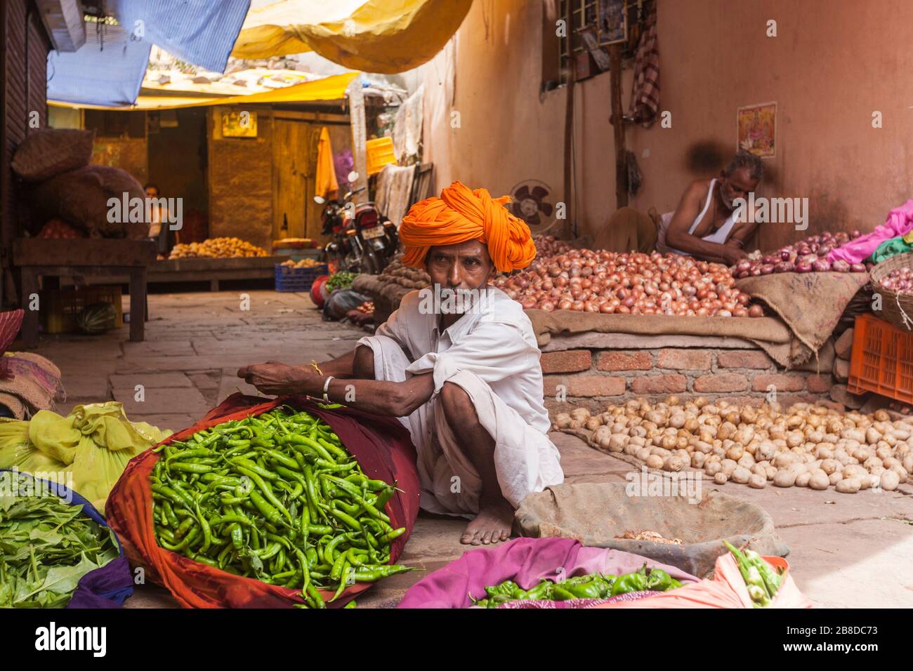 Venditore di verdure. Mercato di Bundi, mercato di Sabzi, Bundi, Rajasthan, India Foto Stock