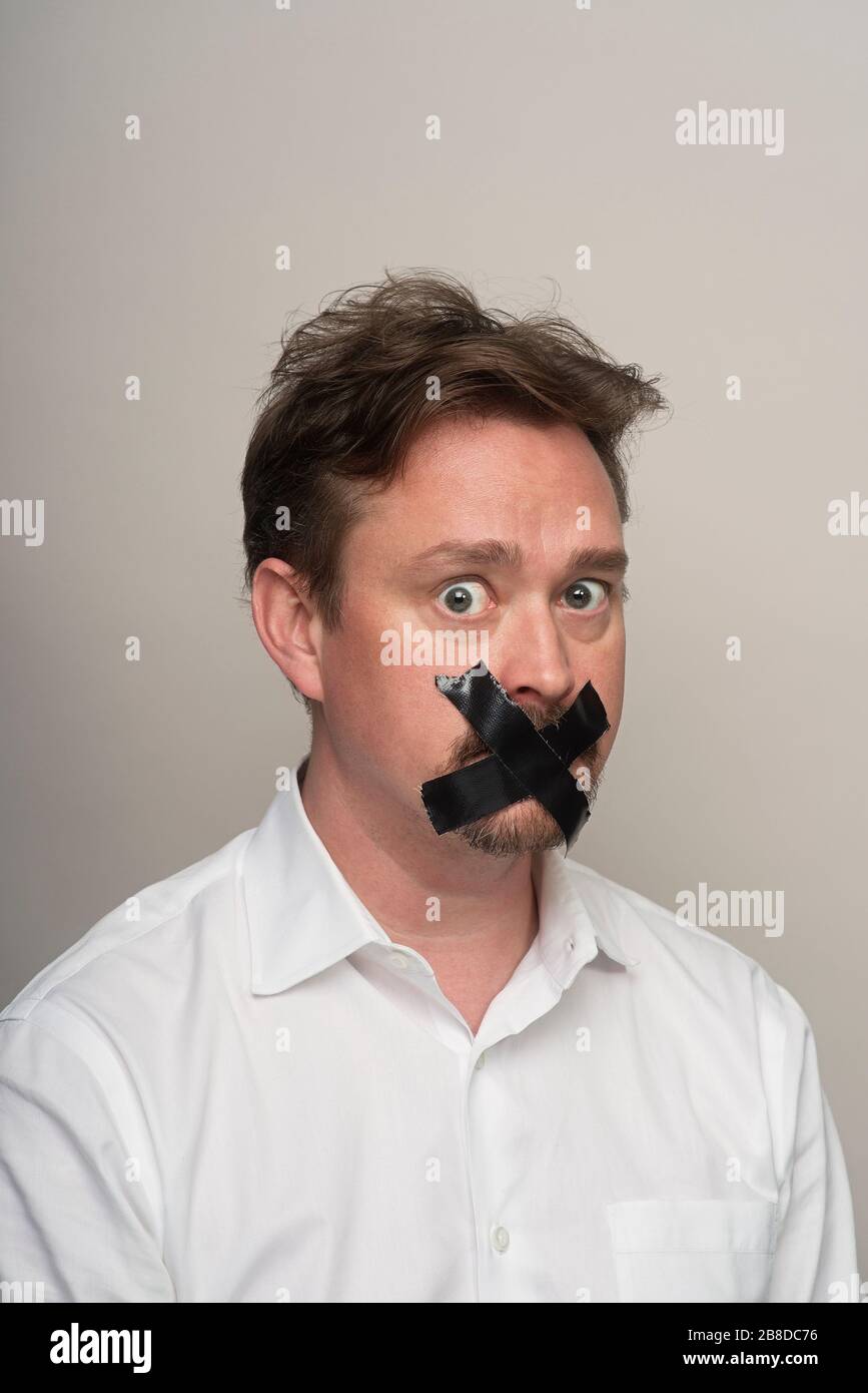 Uomo con nastro sulla bocca. Foto Stock