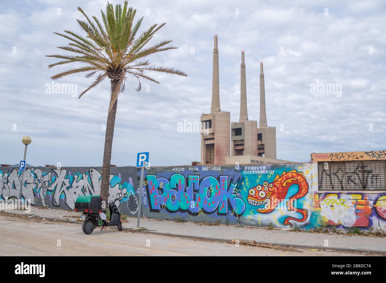 Tres Chimeneas di Sant Adrià de Besòs o i tre camini di una centrale termica smantellata a Sant Adrià de Besòs, nei pressi di Barcellona Foto Stock