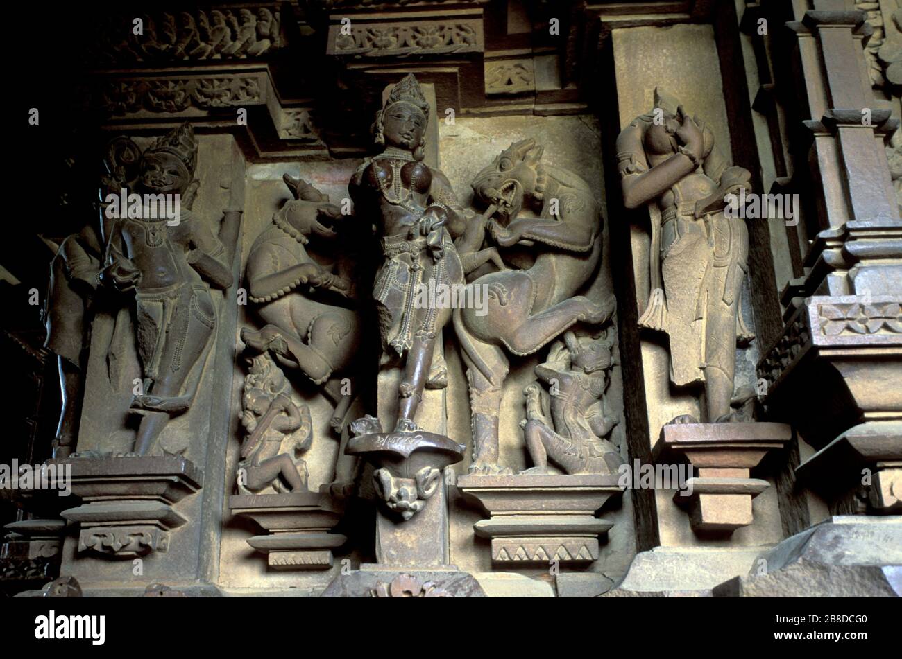 Squisite sculture in pietra nel Tempio di Vishwanath. Templi occidentali di Khajuraho, Madhya Pradesh. India Foto Stock