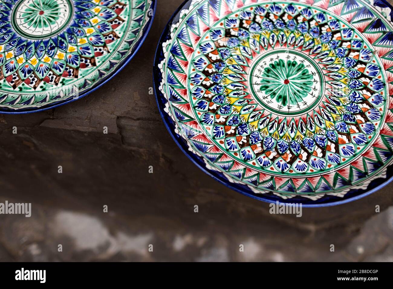 Dettaglio di piatti di ceramica uzbeki con modelli tradizionali in vendita al bazar, Uzbekistan Foto Stock