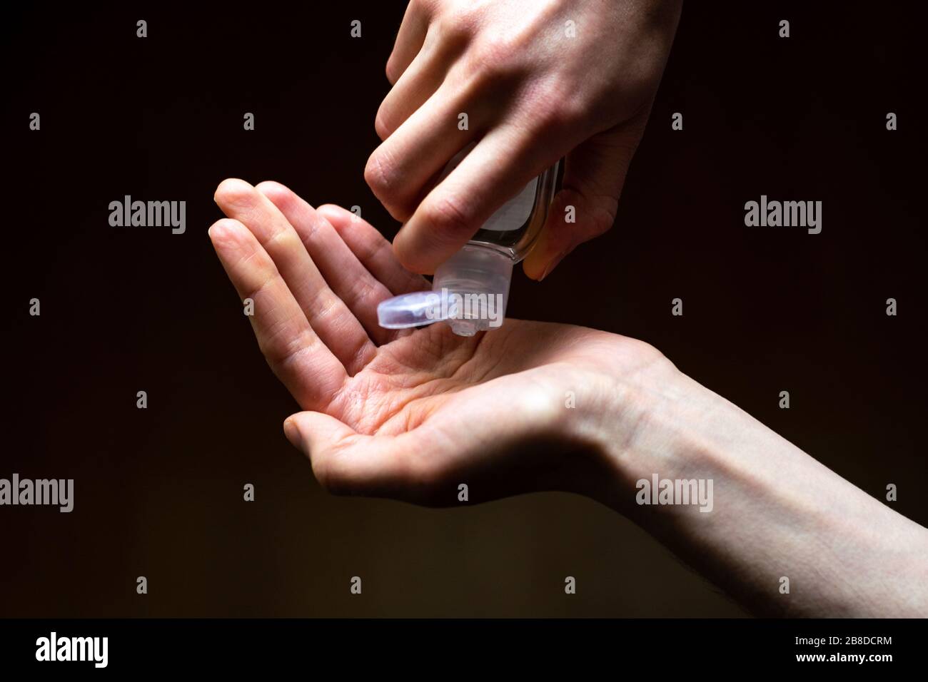 Disinfezione delle mani con gel disinfettante primo piano Foto Stock