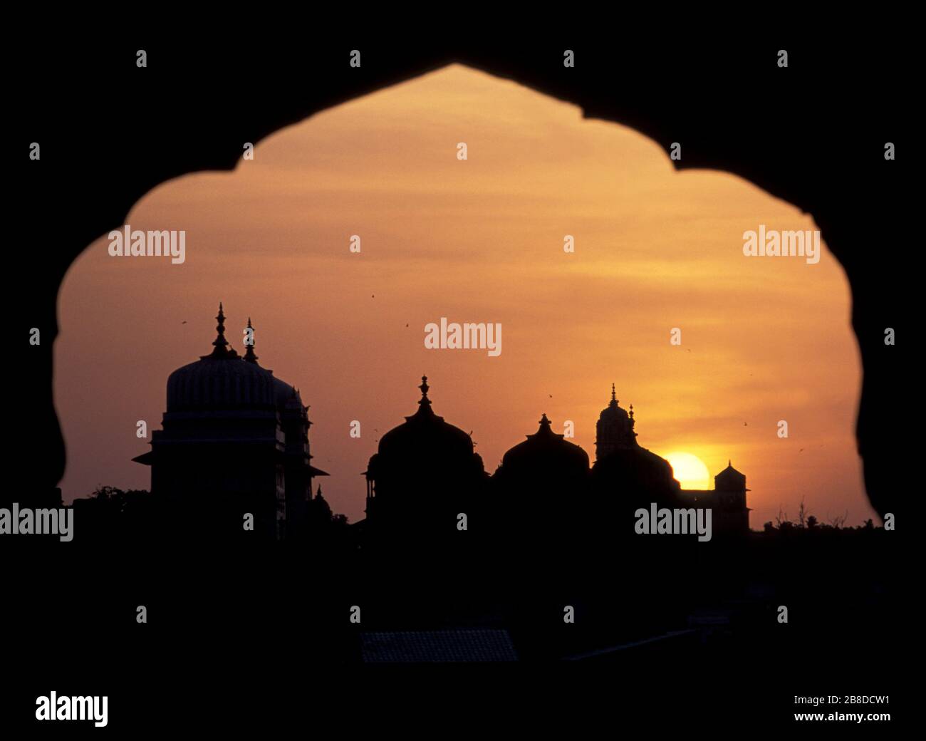 Incredibile vista dei templi di Orchha al tramonto da Sheesh Mahal Palace Orchha Madhya Pradesh India Foto Stock