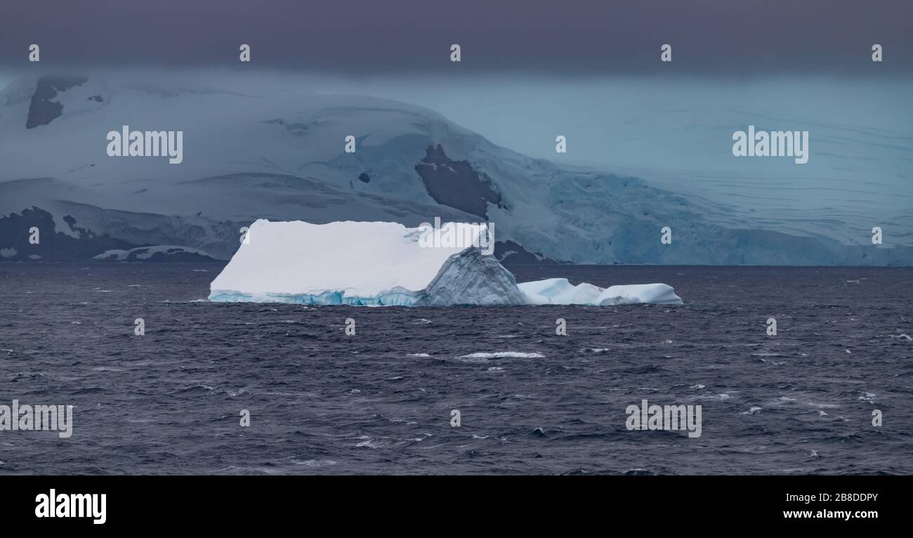 Paesaggio Antartico con montagne e ghiacciai Foto Stock