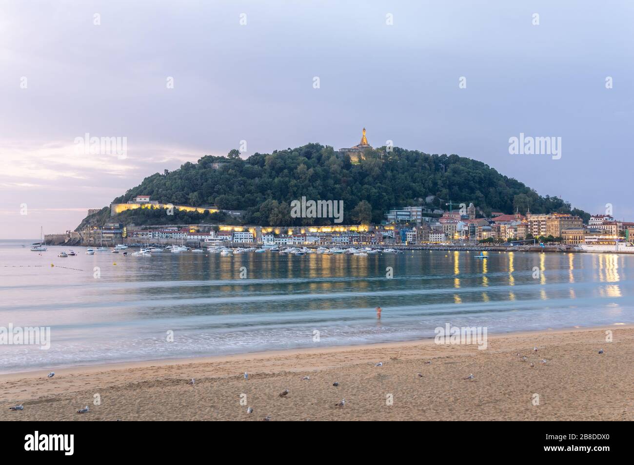 Notte che cade sulla baia di Biscay a San Sebastián nei Paesi Baschi, Spagna settentrionale Foto Stock